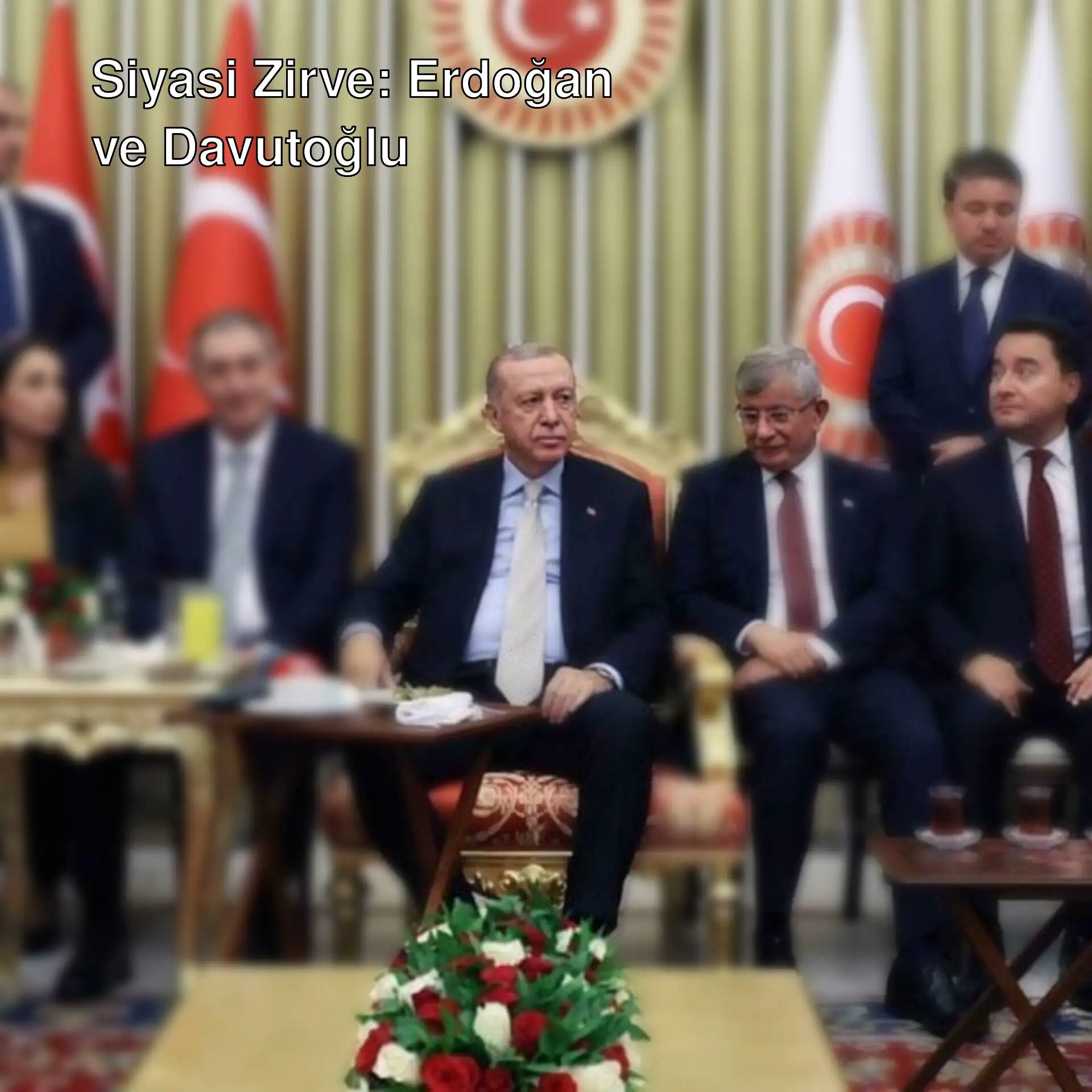 Cumhurbaşkanı Erdoğan, Davutoğlu ve Babacan yan yana oturuyor.