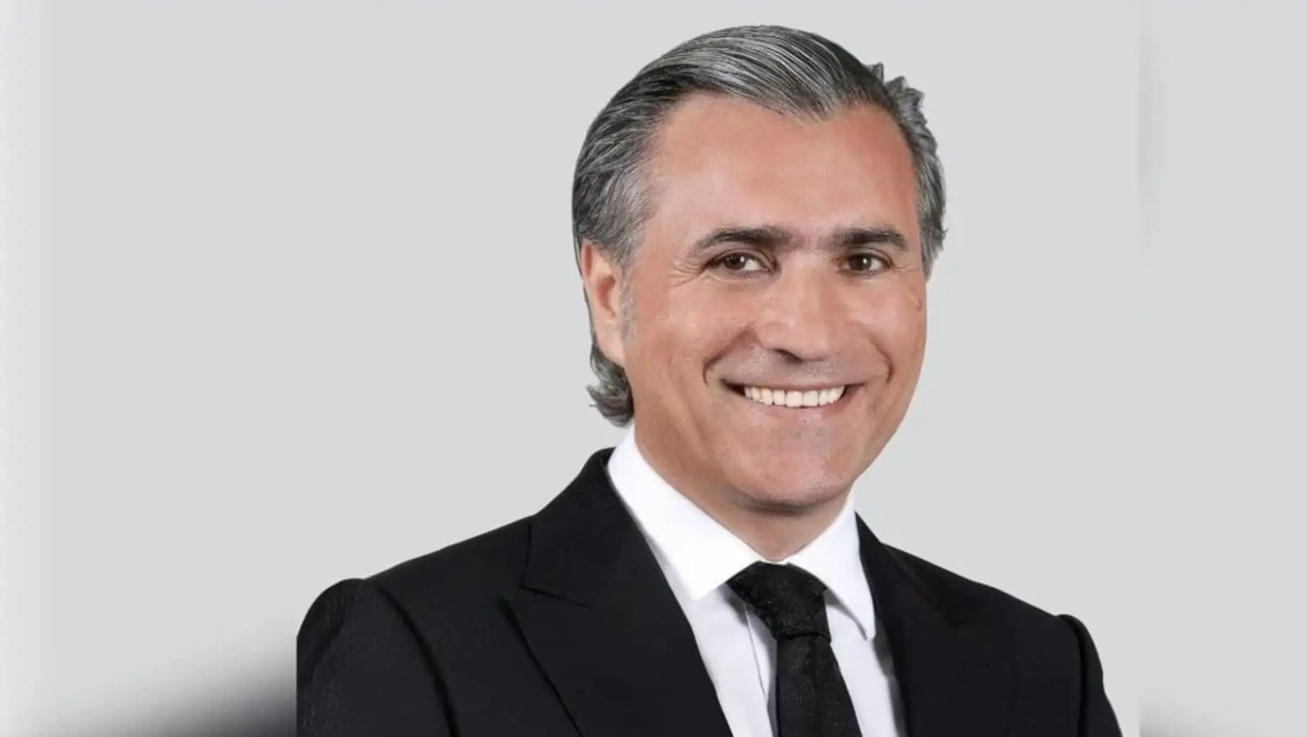 Takım elbise giymiş bir adam.