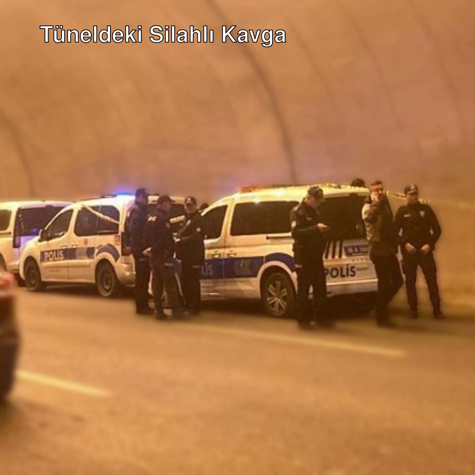 Polis memurları tünelde duruyor.