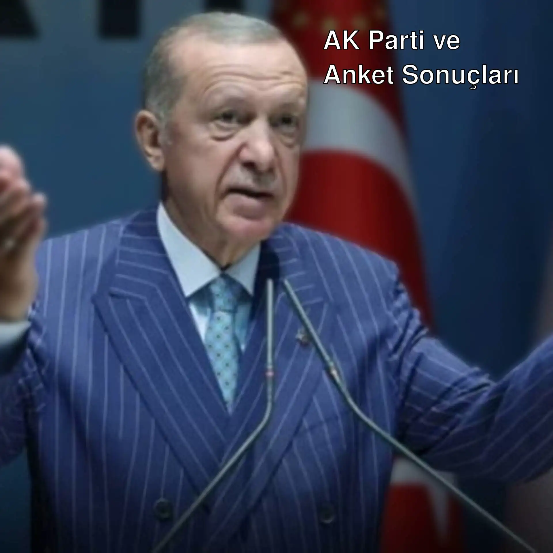 Bir adam mikrofonun önünde duruyor.