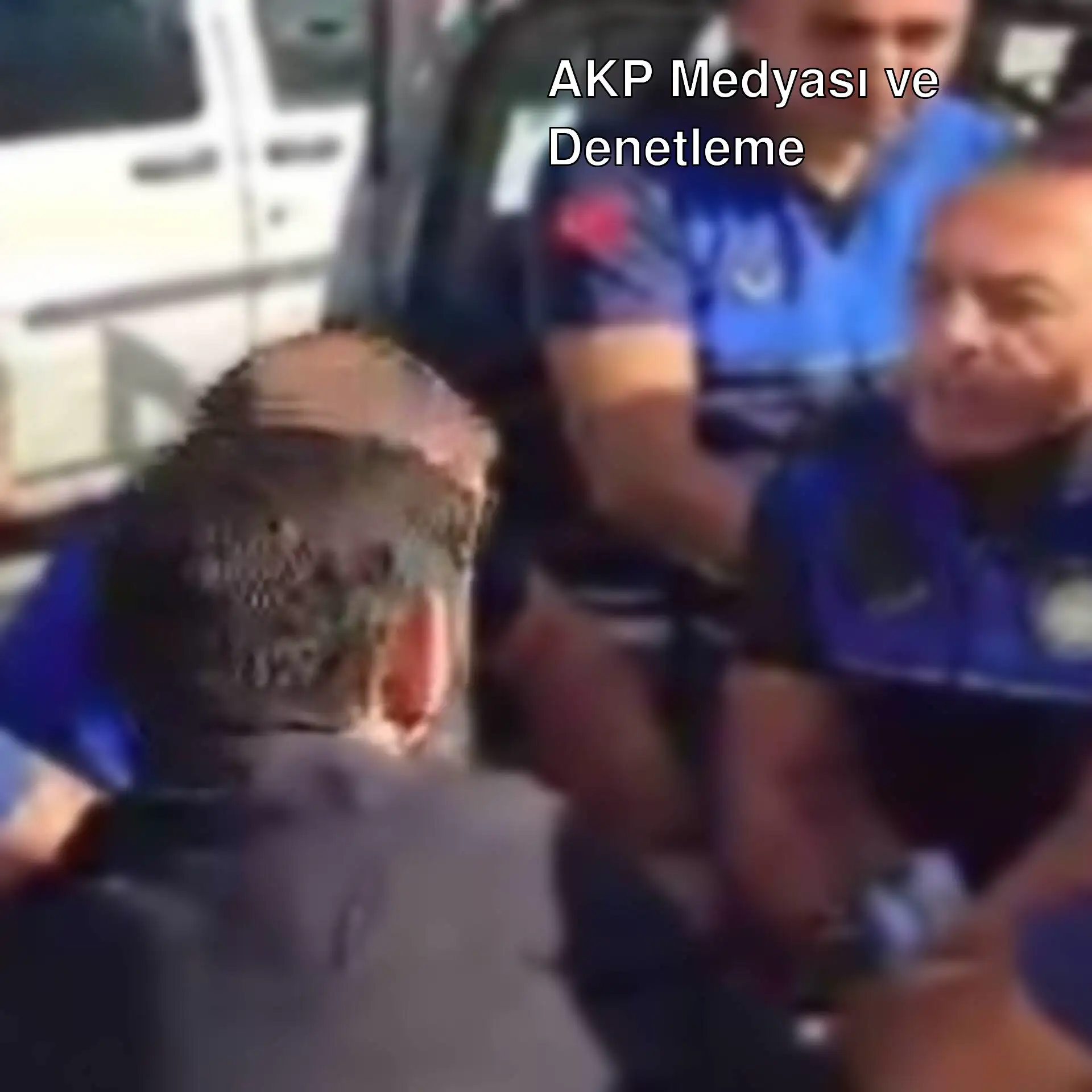 Elazığ'da afiş krizi sırasında polis ve zabıta ekipleri.