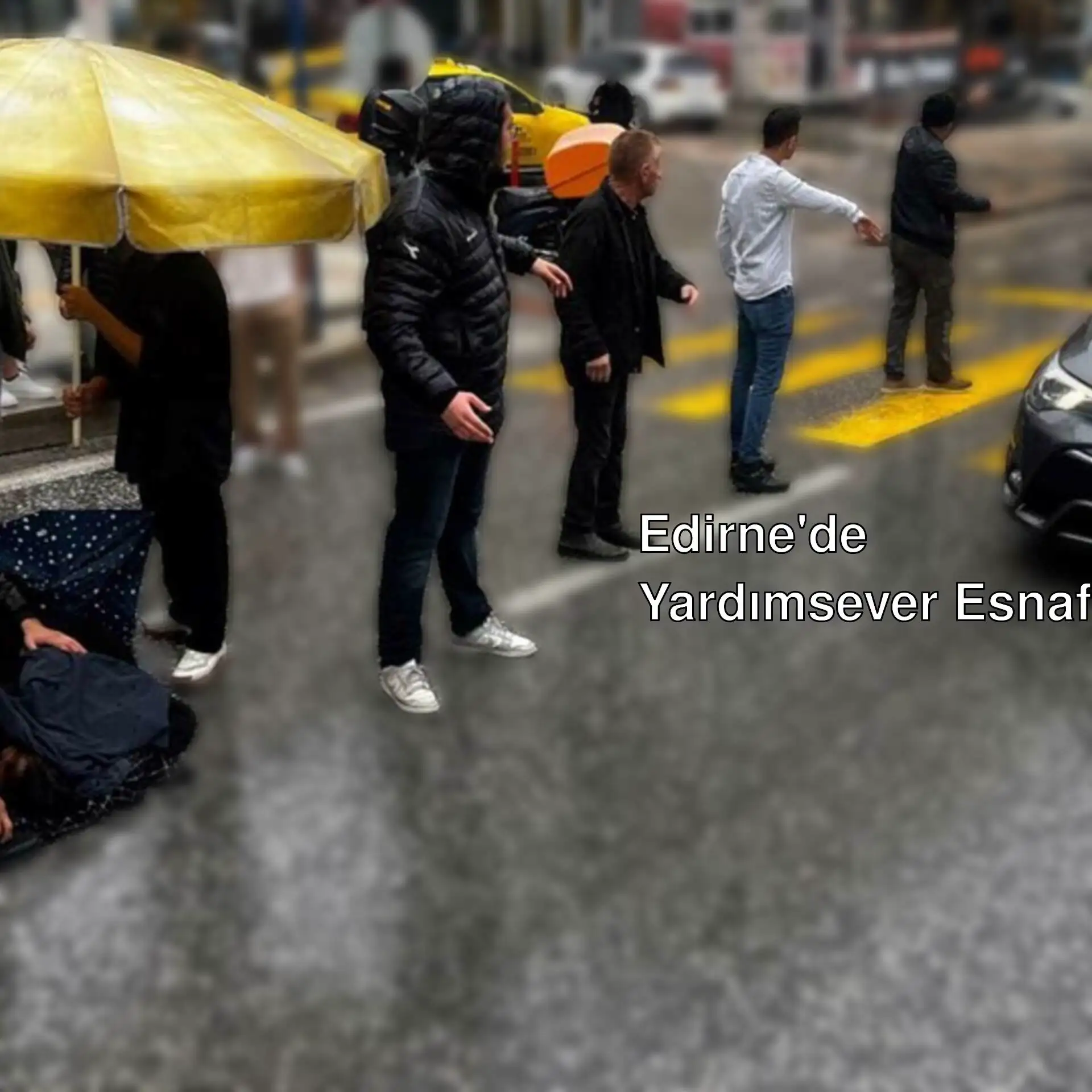 Edirne'de kazada yaralanan kadına esnafın yardım ettiği anlar.