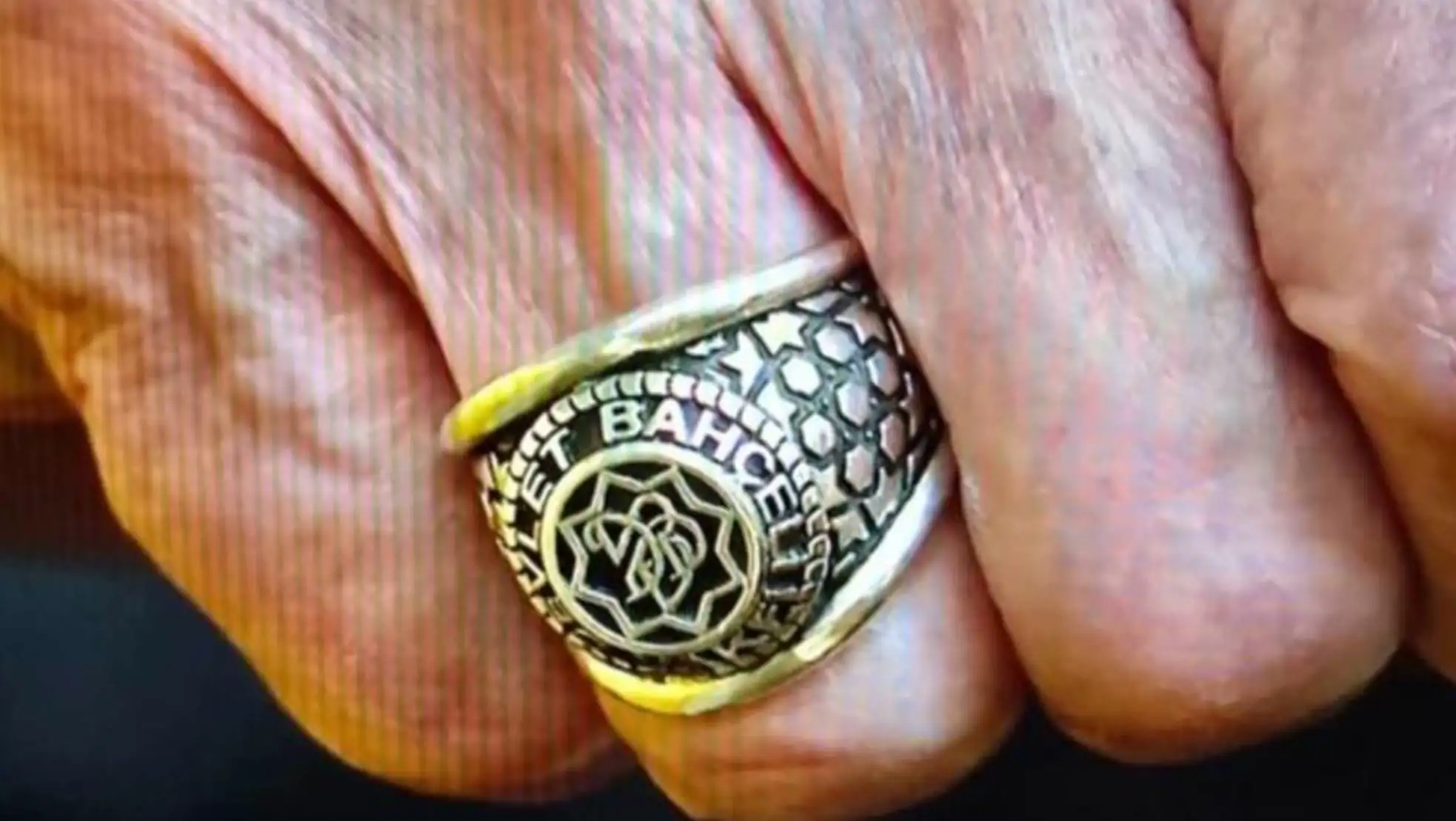 MHP leader Bahçeli drew attention with the ring he wore during the group meeting. MHP leader Bahçeli drew attention with the ring he wore during the group meeting.