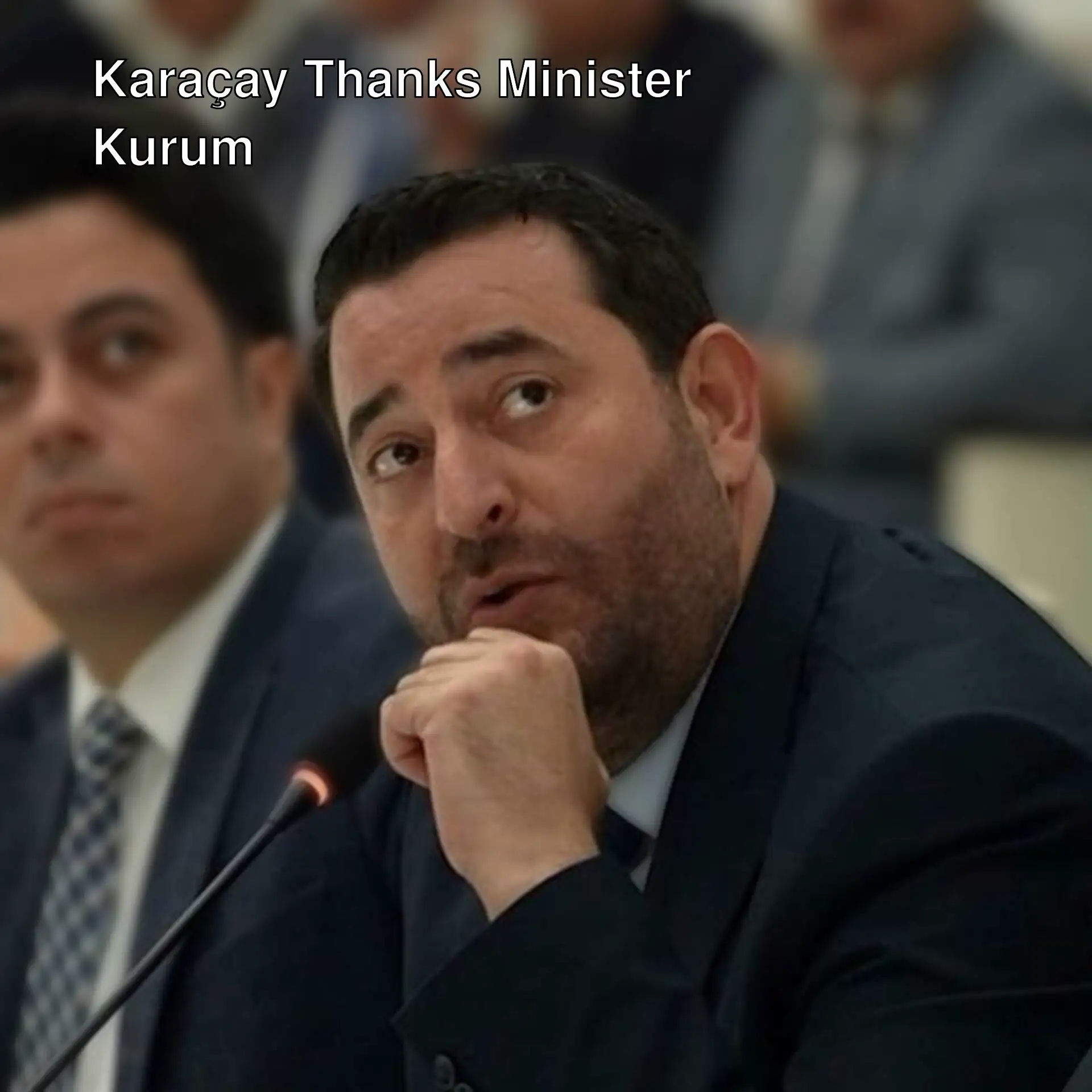 Emrah Karaçay sitting in front of a microphone thanking Minister Kurum.
