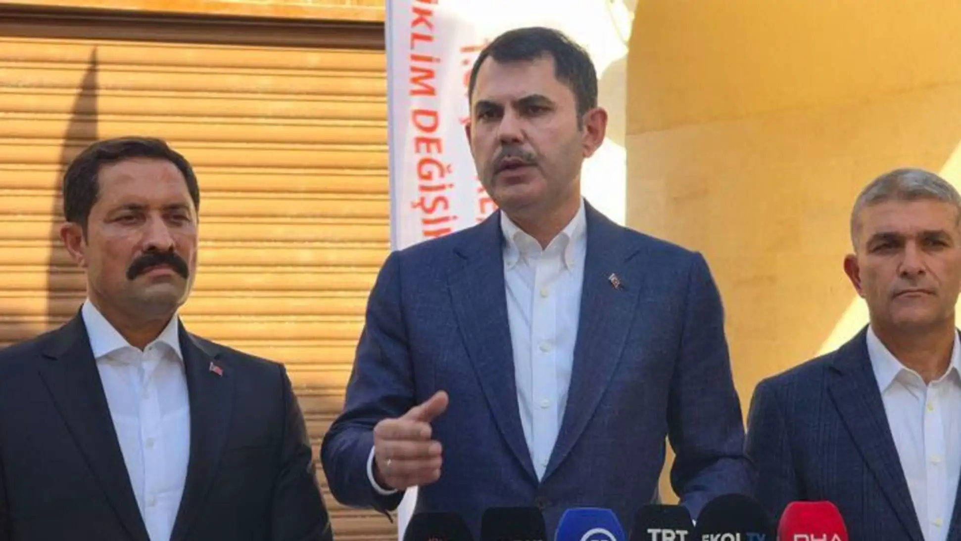 Emrah Karaçay with Minister Kurum at a press conference.