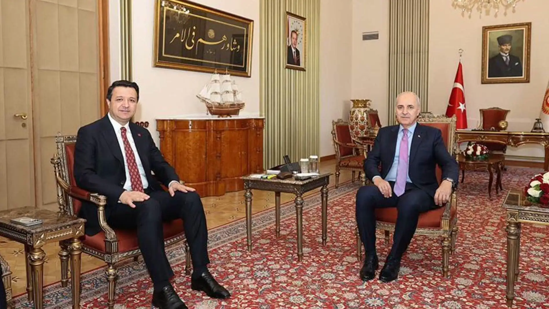 TBMM'de siyasi liderlerin bir araya geldiği anlar. TBMM'de siyasi liderlerin bir araya geldiği anlar.