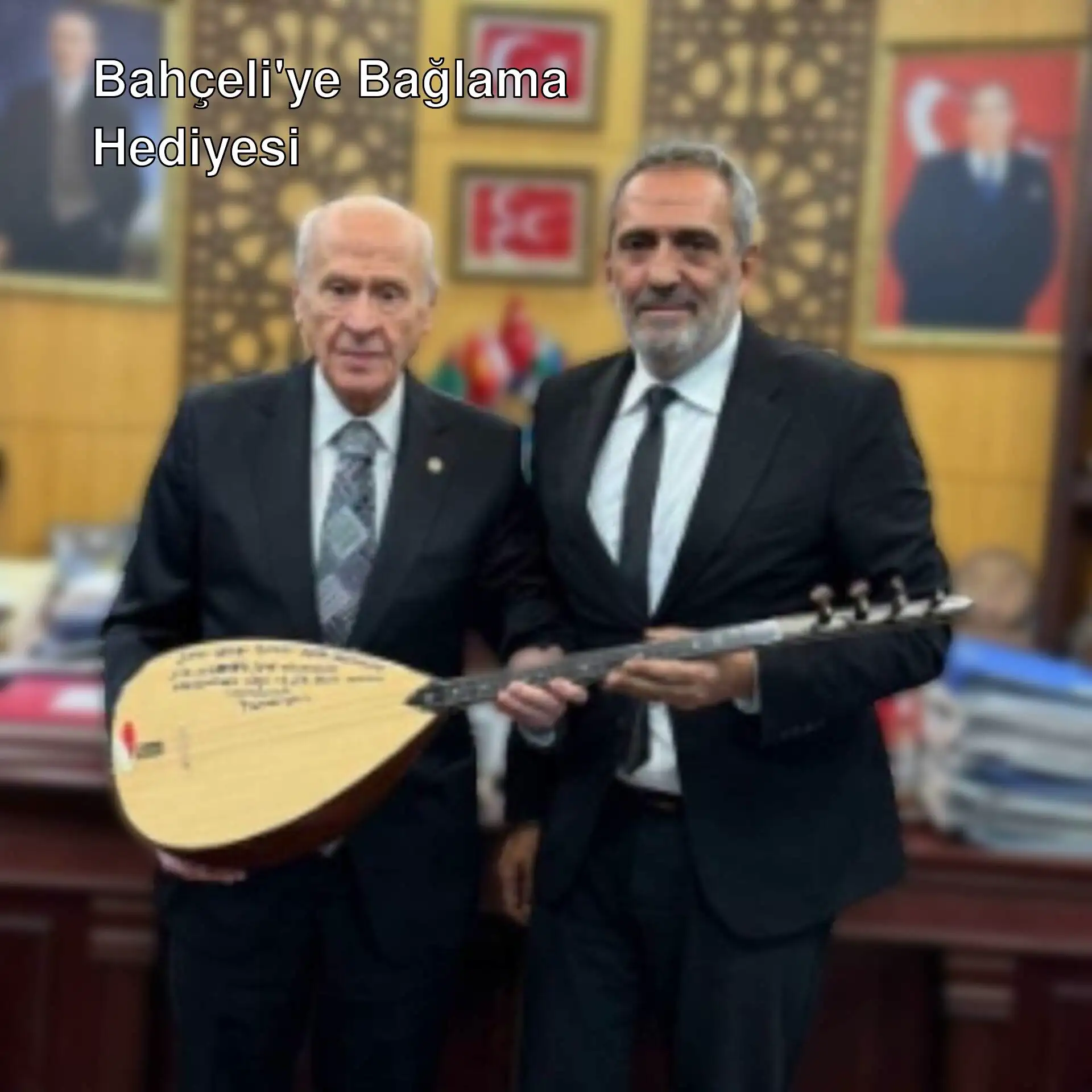 Yavuz Bingöl ve Devlet Bahçeli bağlama hediye anı.