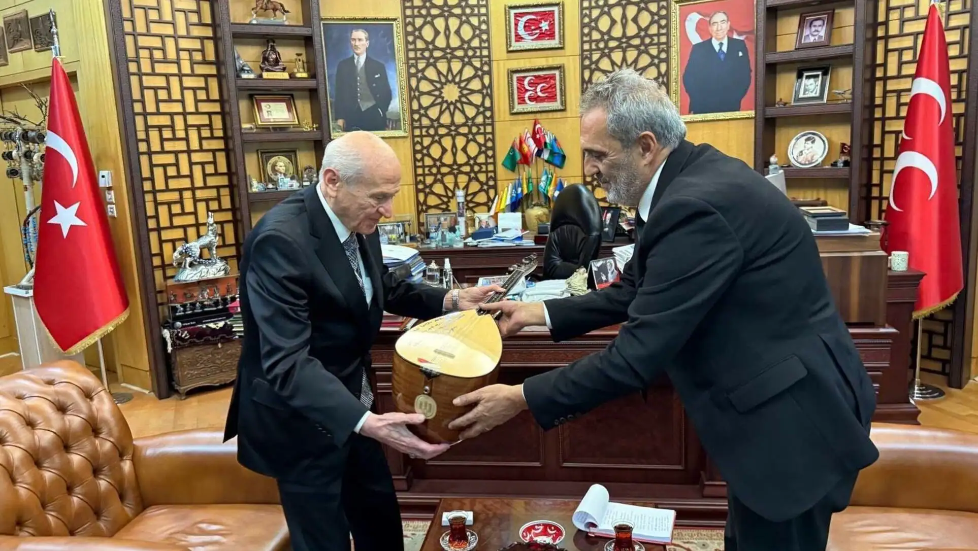 Yavuz Bingöl ve Devlet Bahçeli bağlama hediye anı.