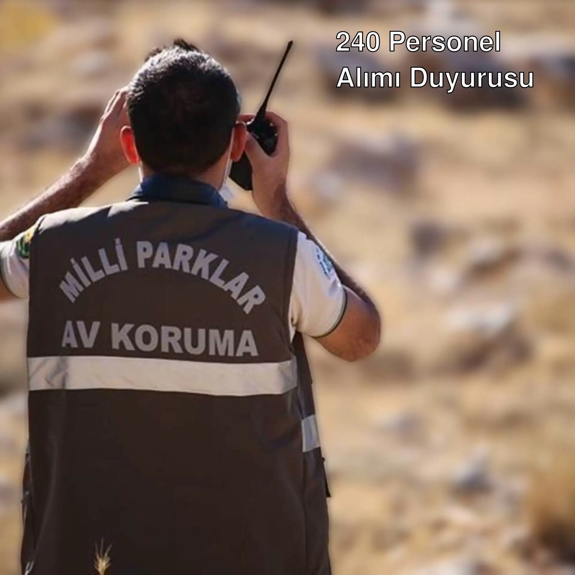 Bir adam telsiz tutuyor. Bir adam telsiz tutuyor.