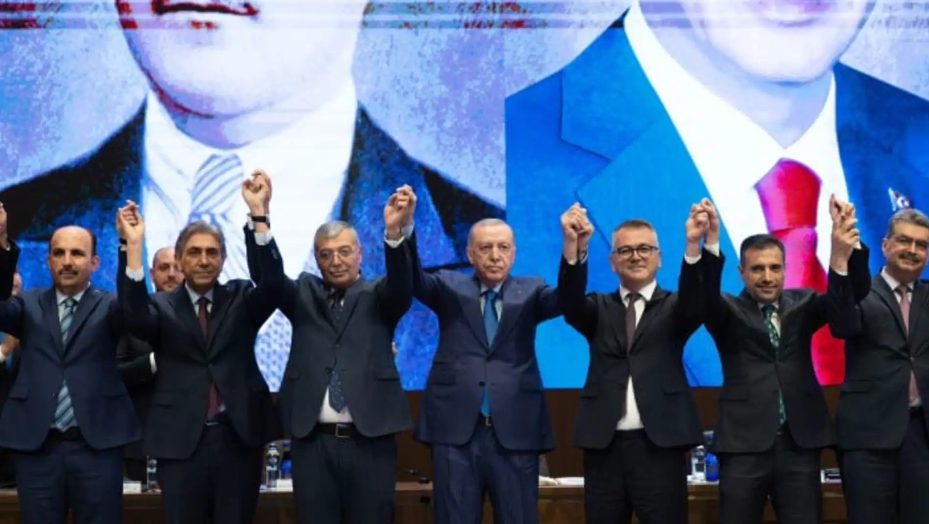 AK Parti'ye katılan belediye başkanları. AK Parti'ye katılan belediye başkanları.