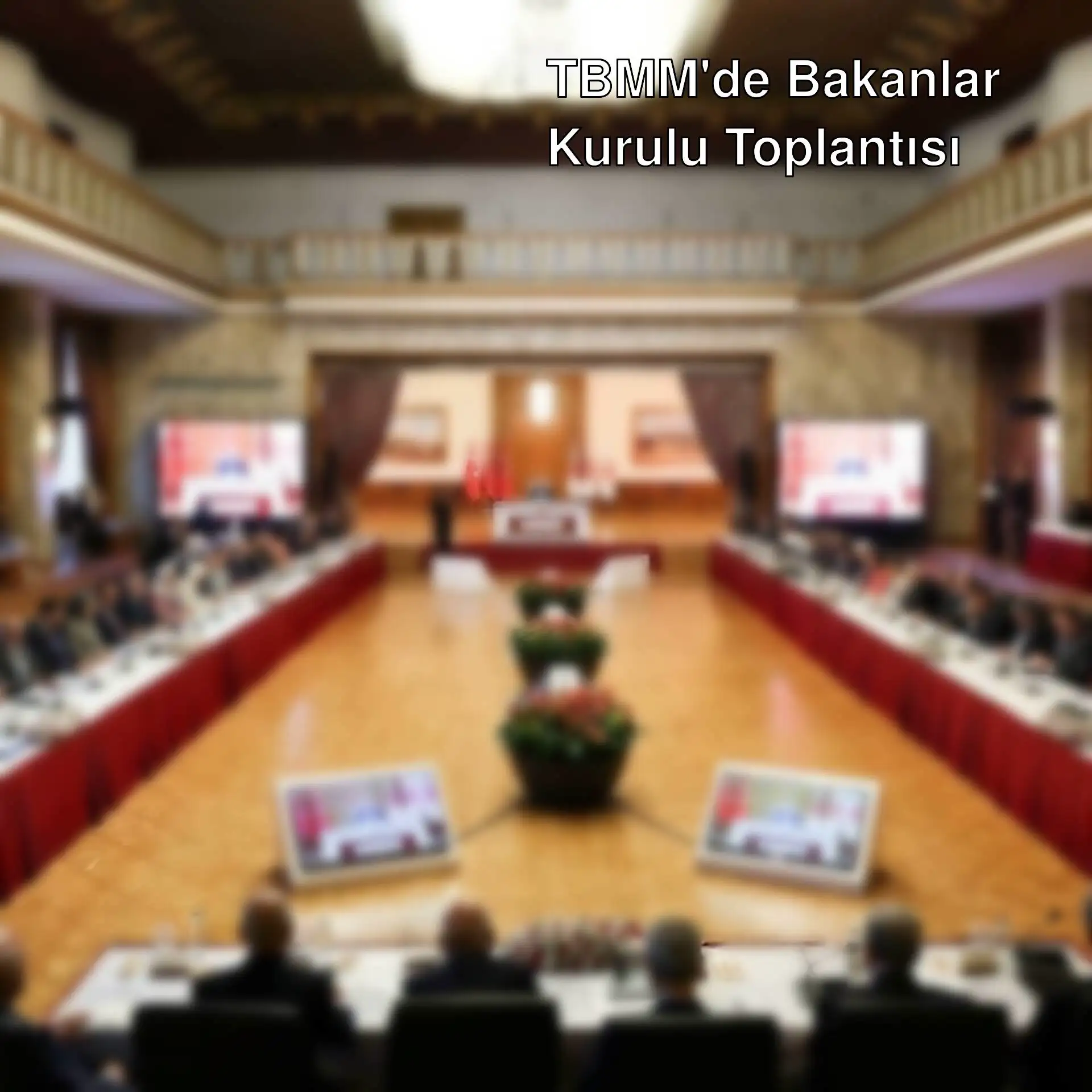 TBMM toplantısında bir grup insan oturuyor.