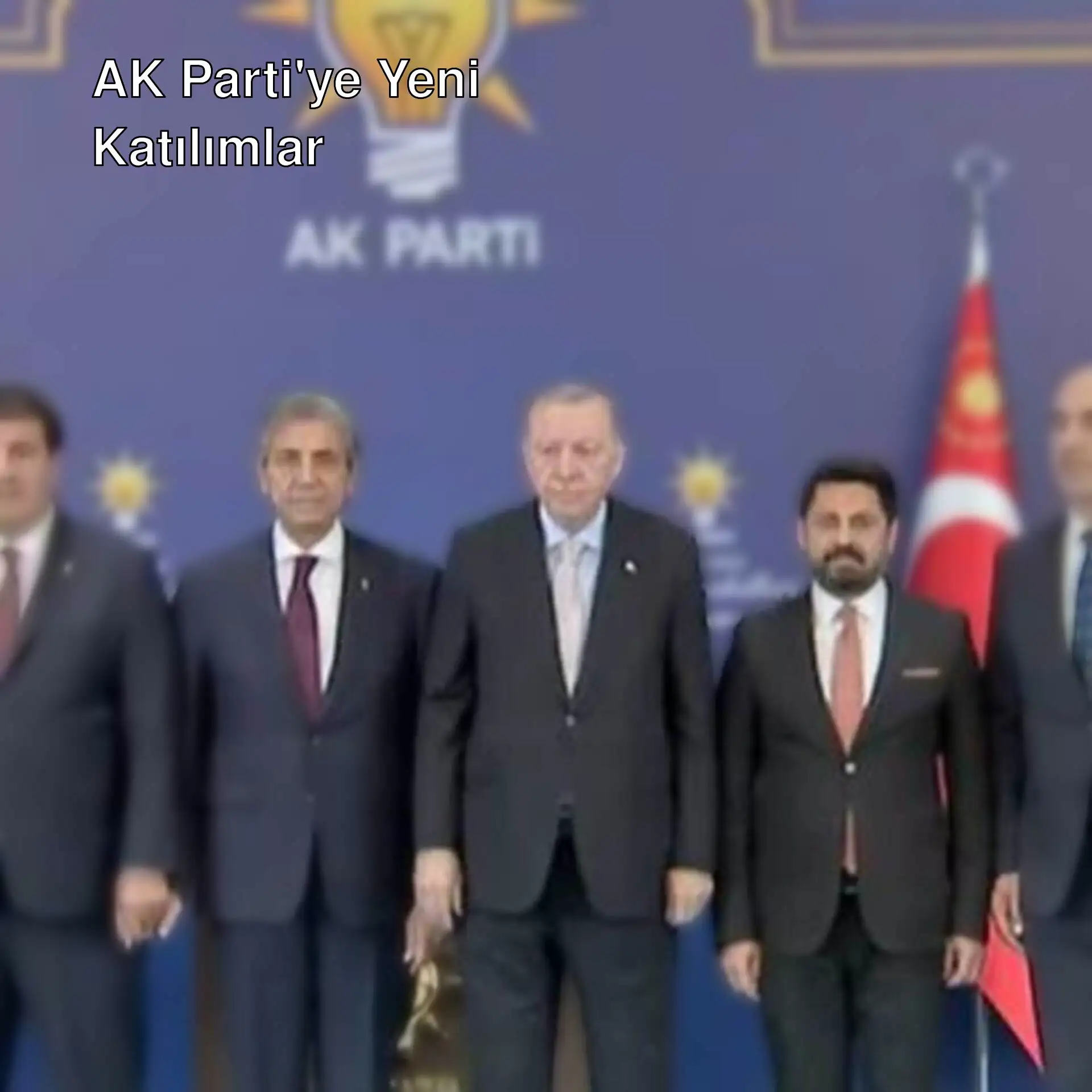 Cumhurbaşkanı Erdoğan, AK Parti'ye katılan belediye başkanlarına rozet takıyor.