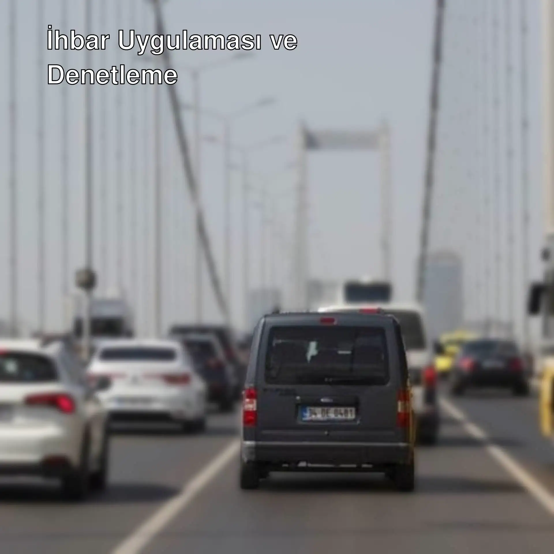 İstanbul'da bir köprüde araçlar