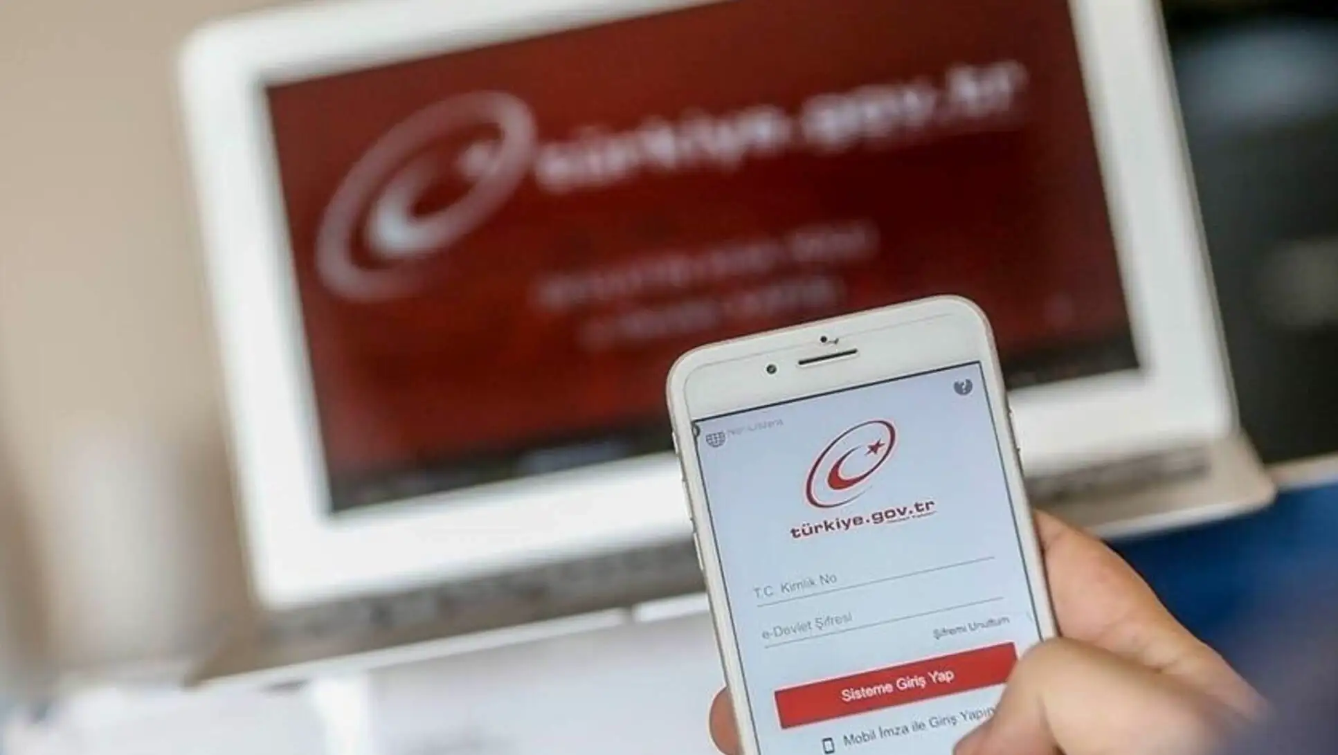 Bir elin telefon tutması