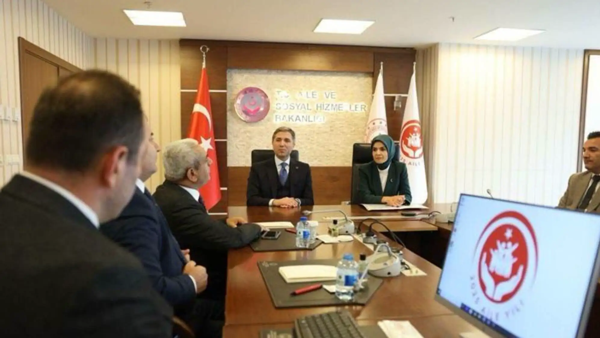 Bakan Göktaş, toplantıda katılımcılarla birlikte.