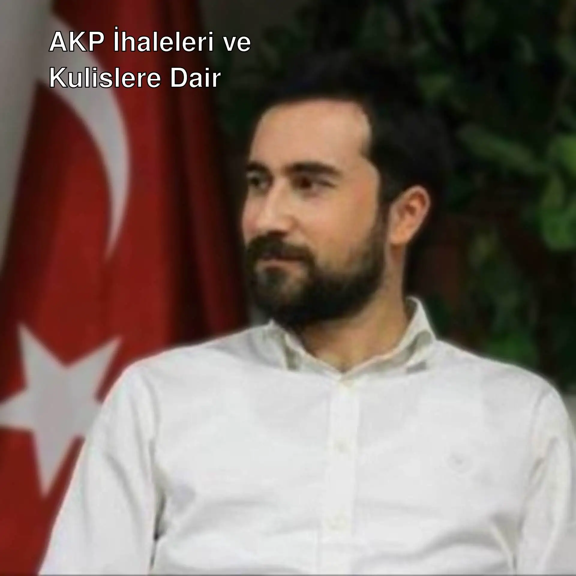 Bir adam beyaz gömlekle oturuyor. Bir adam beyaz gömlekle oturuyor.