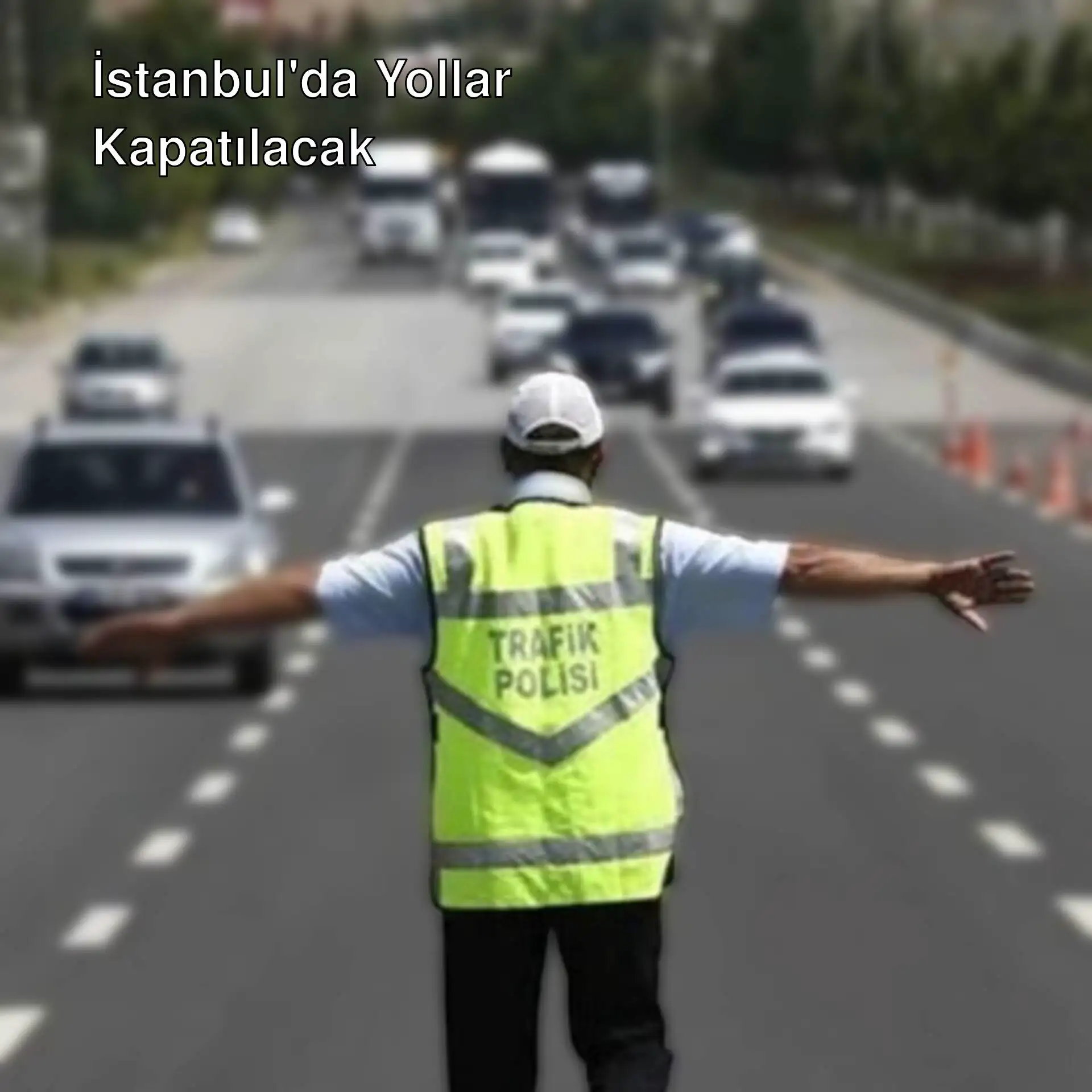 Bir adam, yolda durarak ellerini açmış.