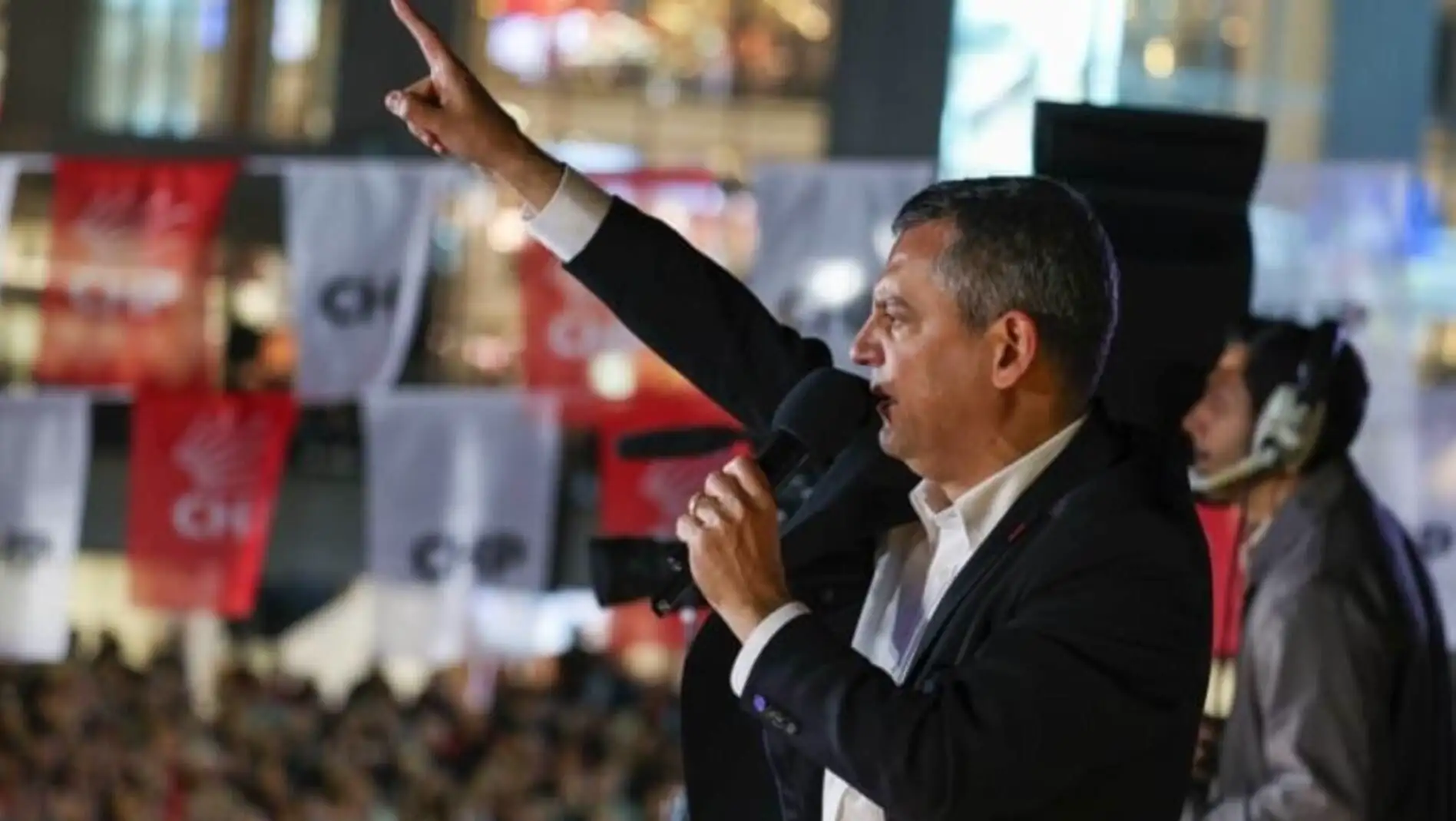 Cumhurbaşkanı Erdoğan mikrofonla konuşuyor.