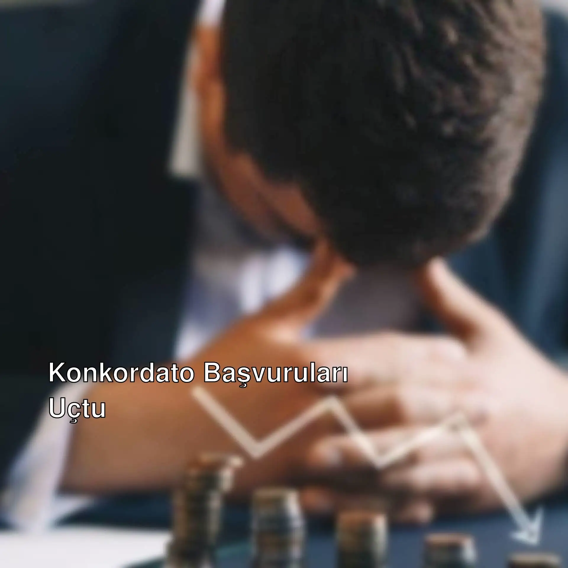 Bir adam başını ellerinin arasına almış.