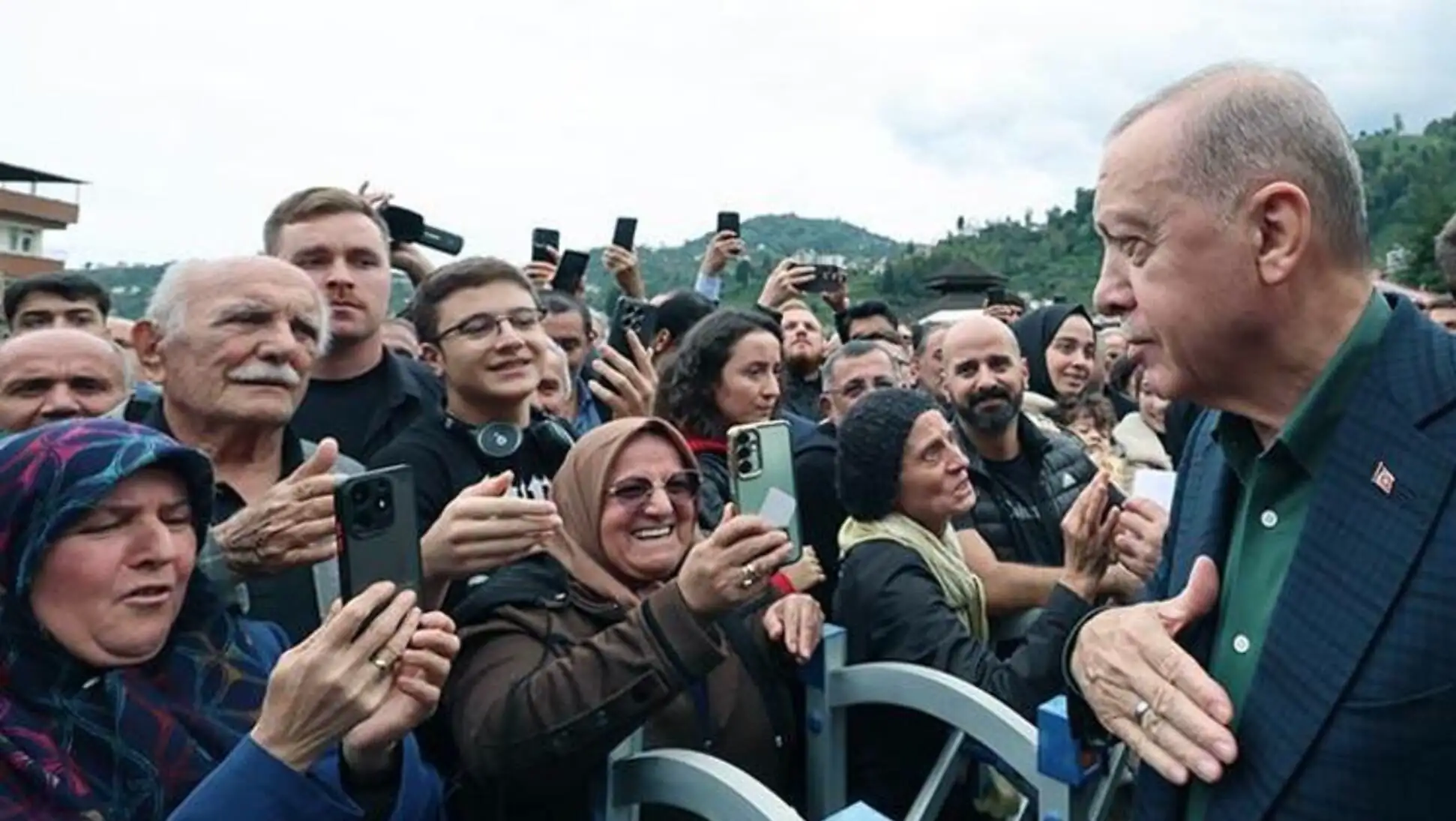 Cumhurbaşkanı Erdoğan, Rize'de toplu açılış töreninde konuşma yapıyor. Cumhurbaşkanı Erdoğan, Rize'de toplu açılış töreninde konuşma yapıyor.