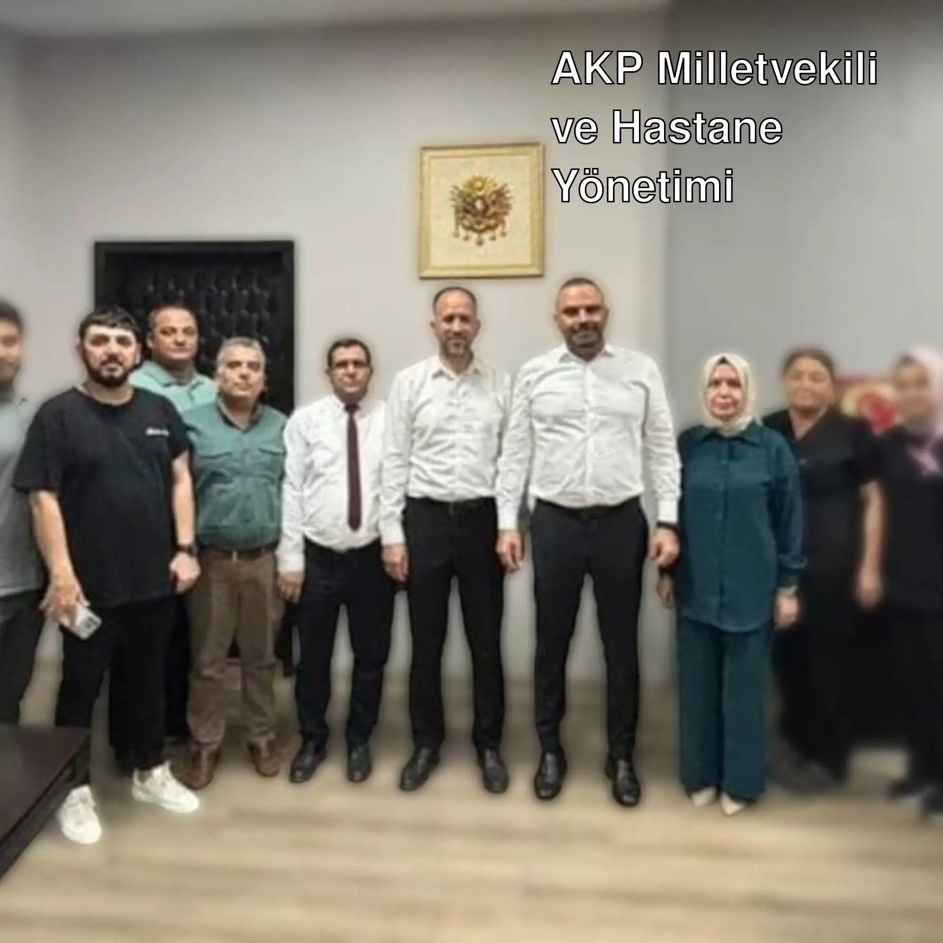 Bir grup insan bir odada duruyor.