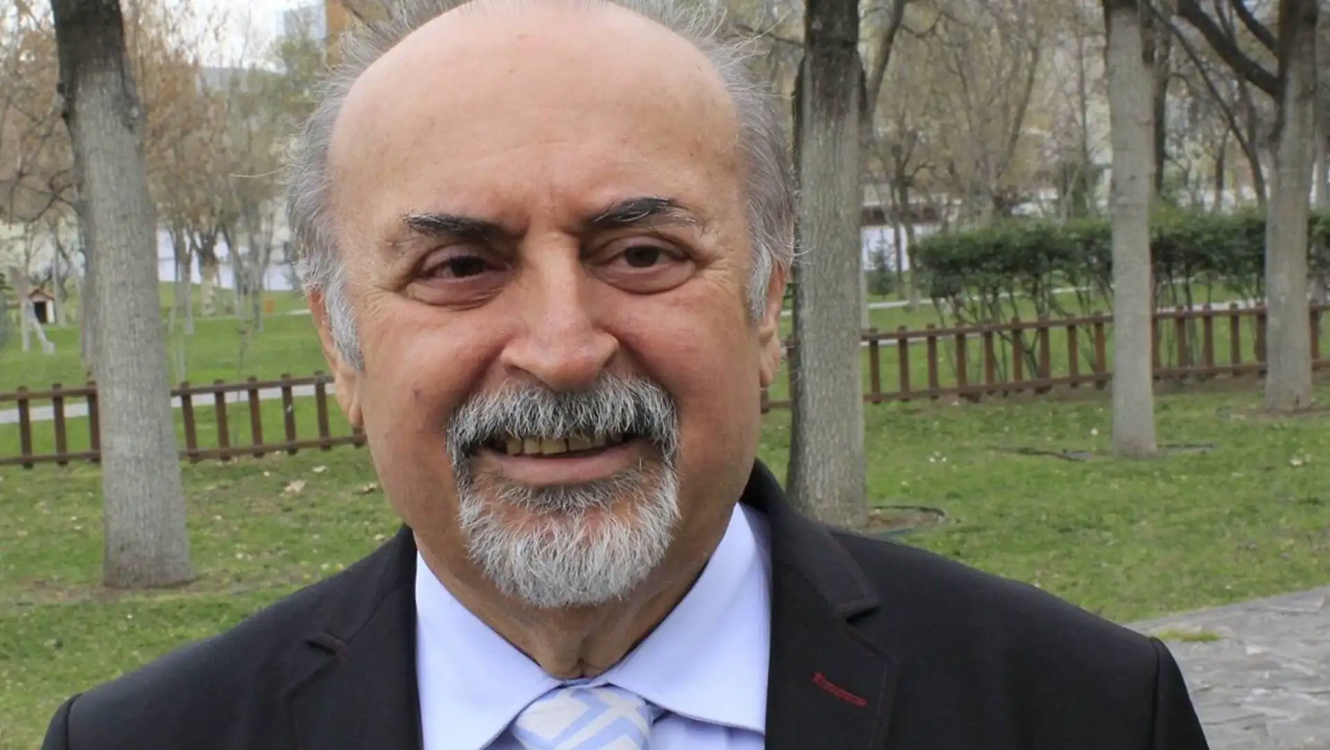 Bir adam takım elbise giymiş, doğal alanların korunması ile ilgili bir toplantıda. Bir adam takım elbise giymiş, doğal alanların korunması ile ilgili bir toplantıda.