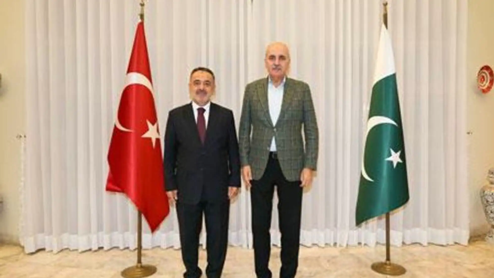 Kurtulmuş, büyükelçilikte önemli görüşmeler yaptı. Kurtulmuş, büyükelçilikte önemli görüşmeler yaptı.
