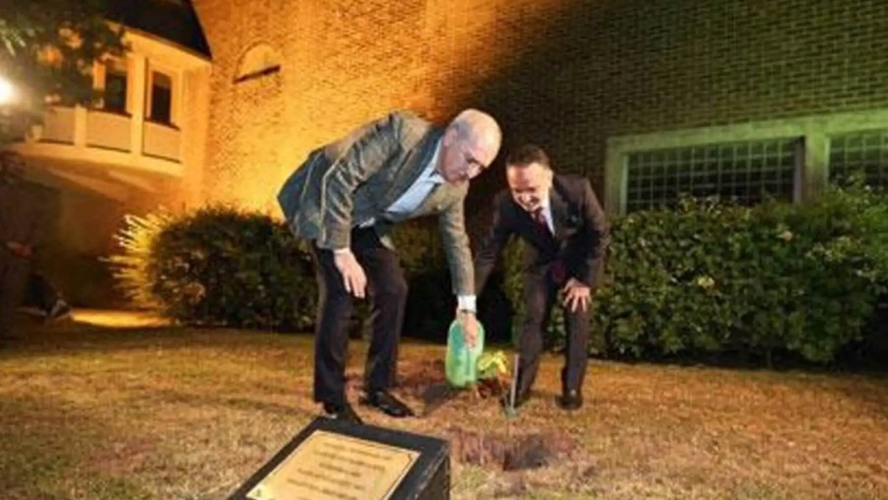 Kurtulmuş planted a tree in the embassy garden. Kurtulmuş planted a tree in the embassy garden.