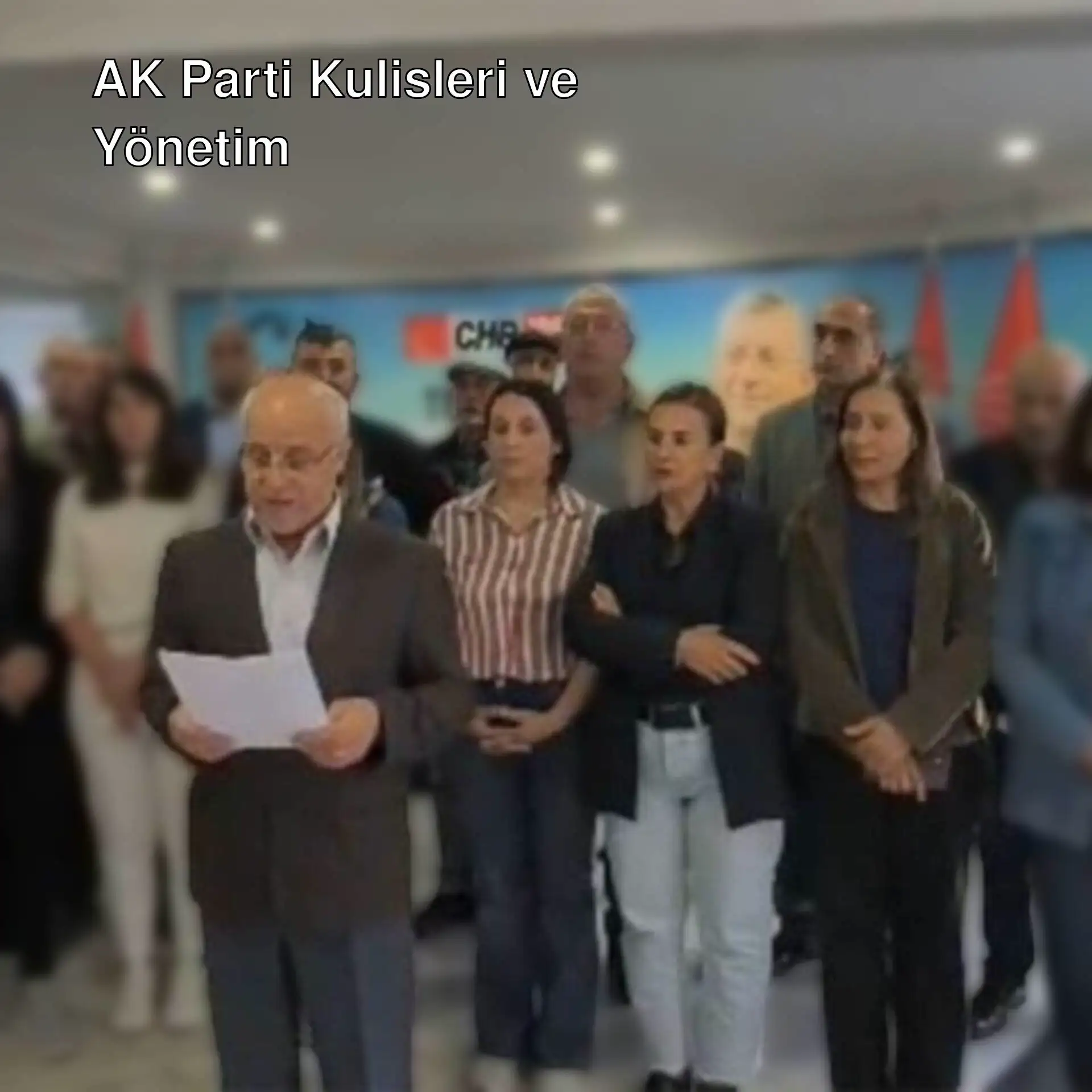 Bir grup insan bir odada duruyor. Bir grup insan bir odada duruyor.
