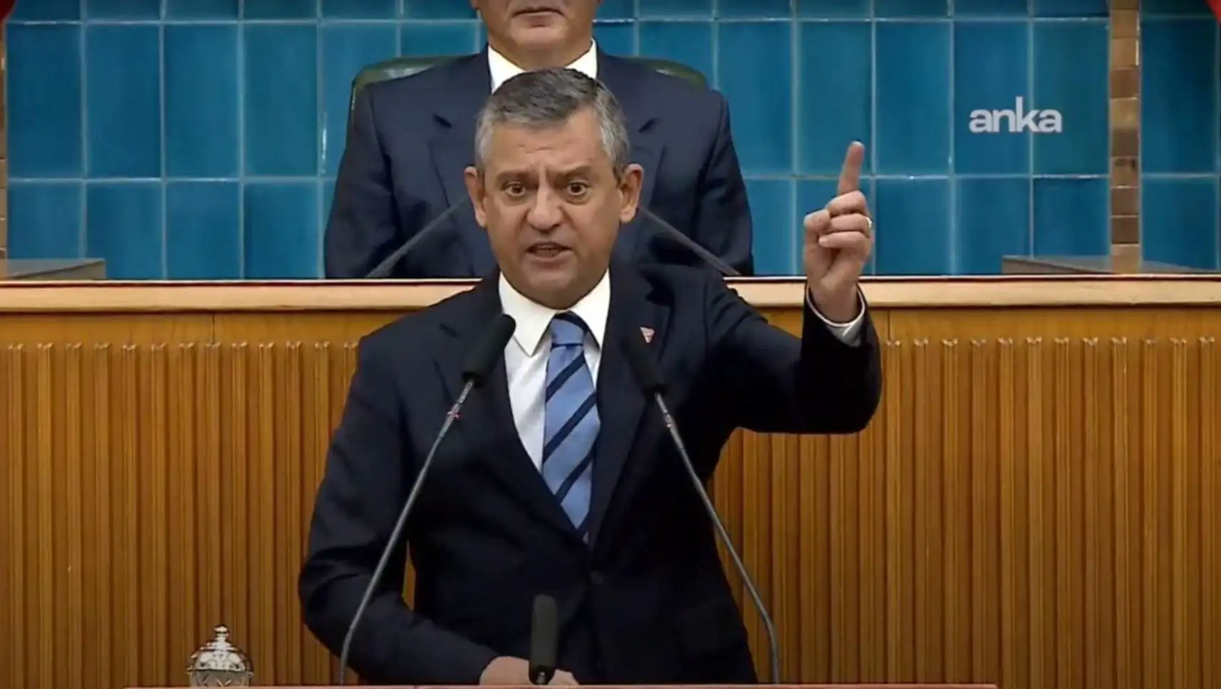 Özgür Özel, basın toplantısında açıklamalarda bulunuyor. Özgür Özel, basın toplantısında açıklamalarda bulunuyor.