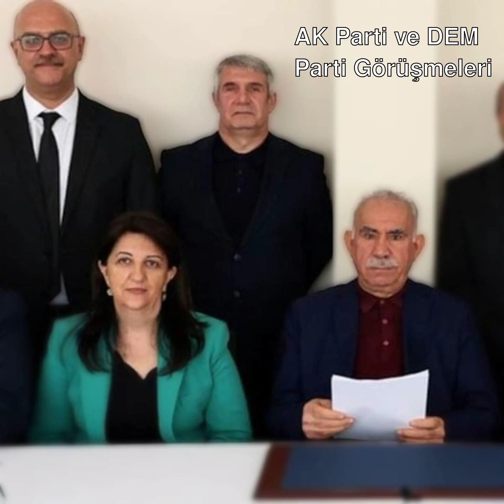 Bir grup insan fotoğraf çektiriyor. Bir grup insan fotoğraf çektiriyor.