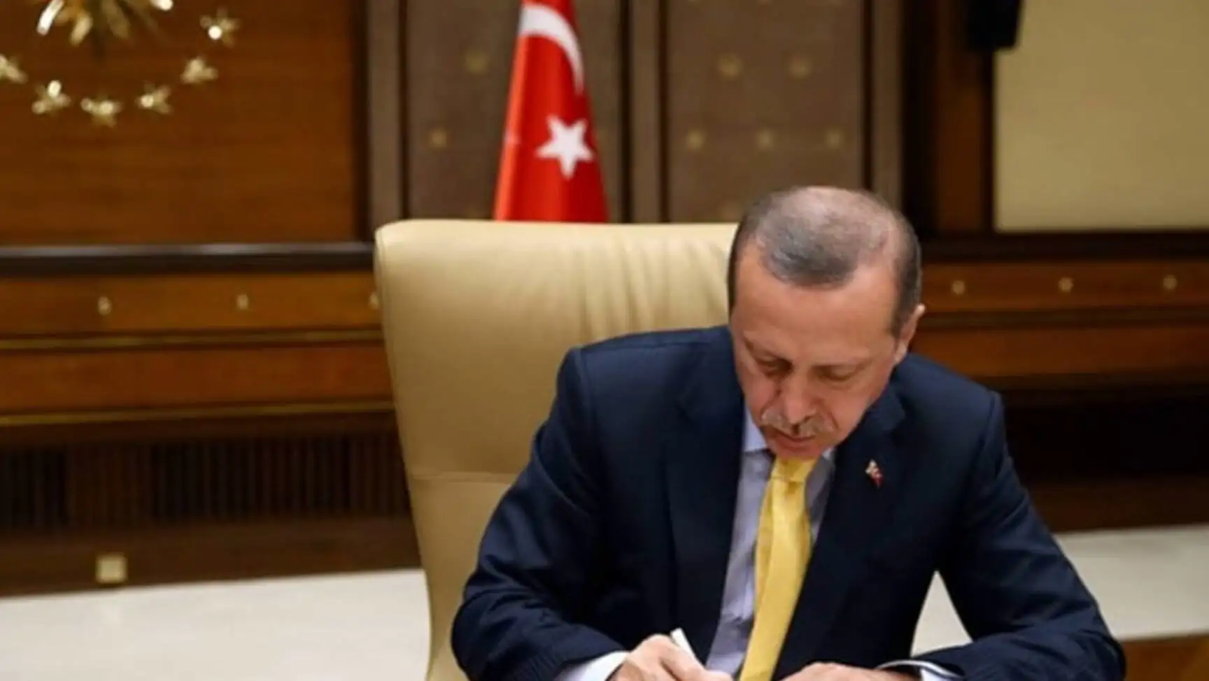 Basın İlan Kurumu'nun ilan kesme cezası yetkisi iptal edildi. Basın İlan Kurumu'nun ilan kesme cezası yetkisi iptal edildi.