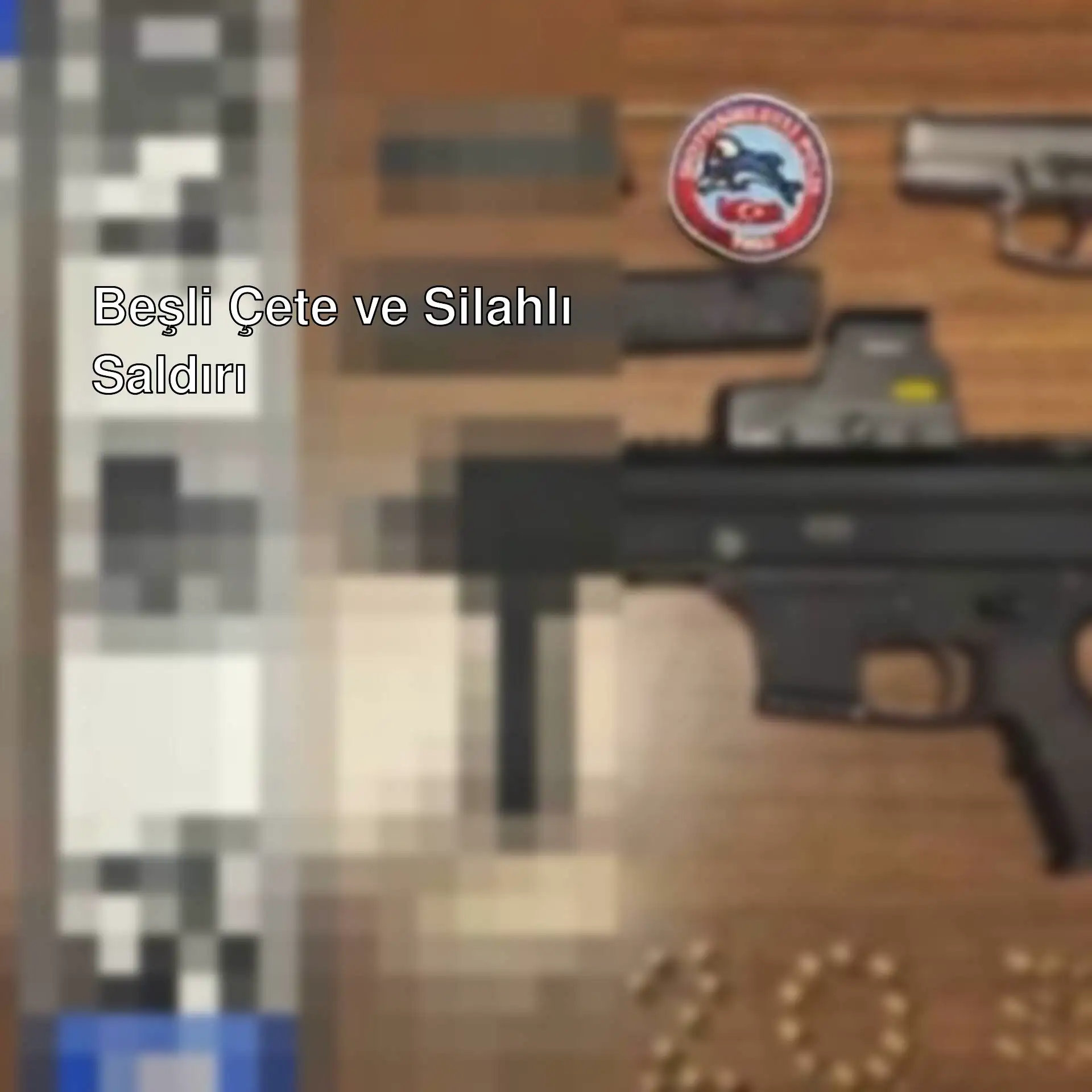 Silah ve mermilerin masada görüntüsü. Silah ve mermilerin masada görüntüsü.