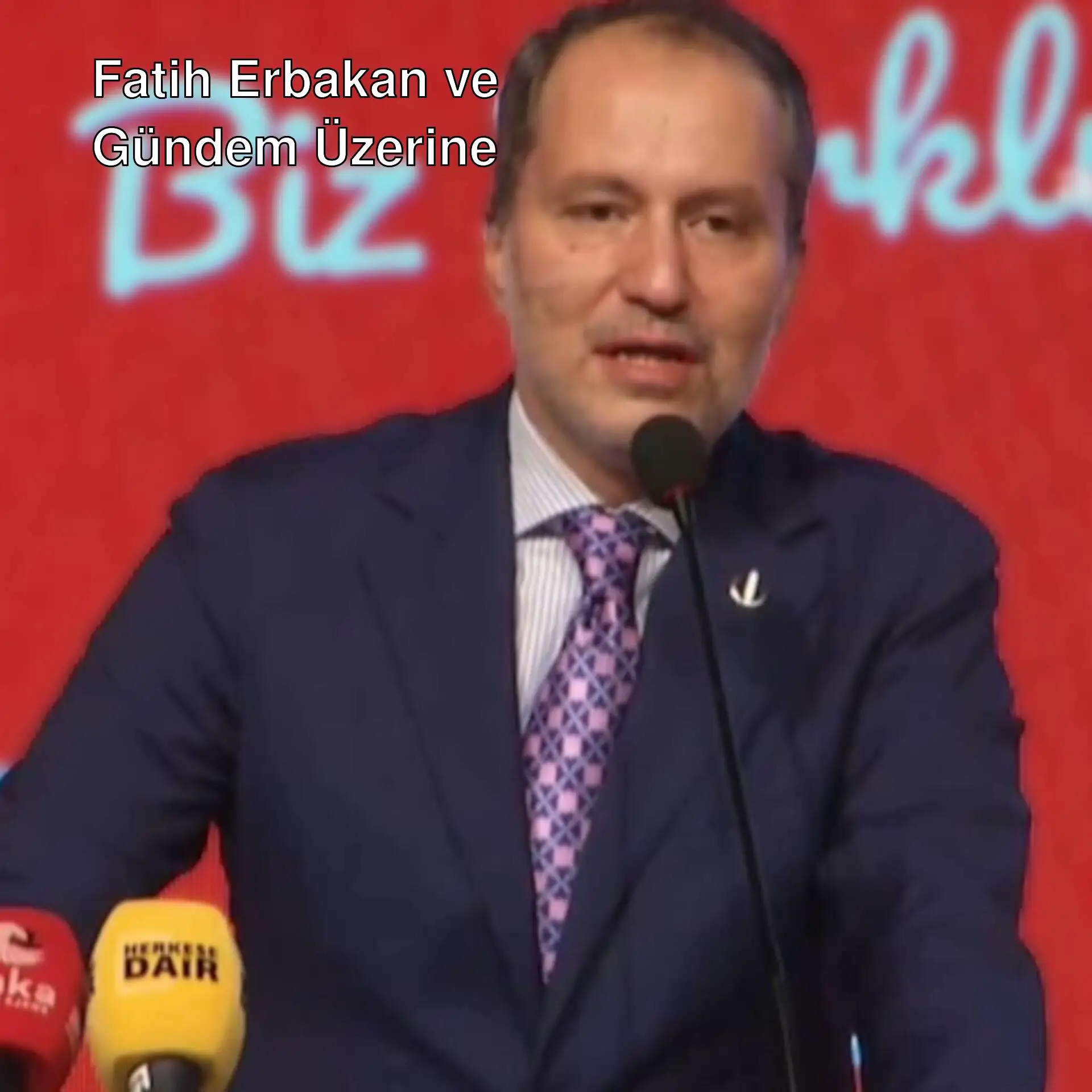 Fatih Erbakan mikrofonla konuşuyor. Fatih Erbakan mikrofonla konuşuyor.