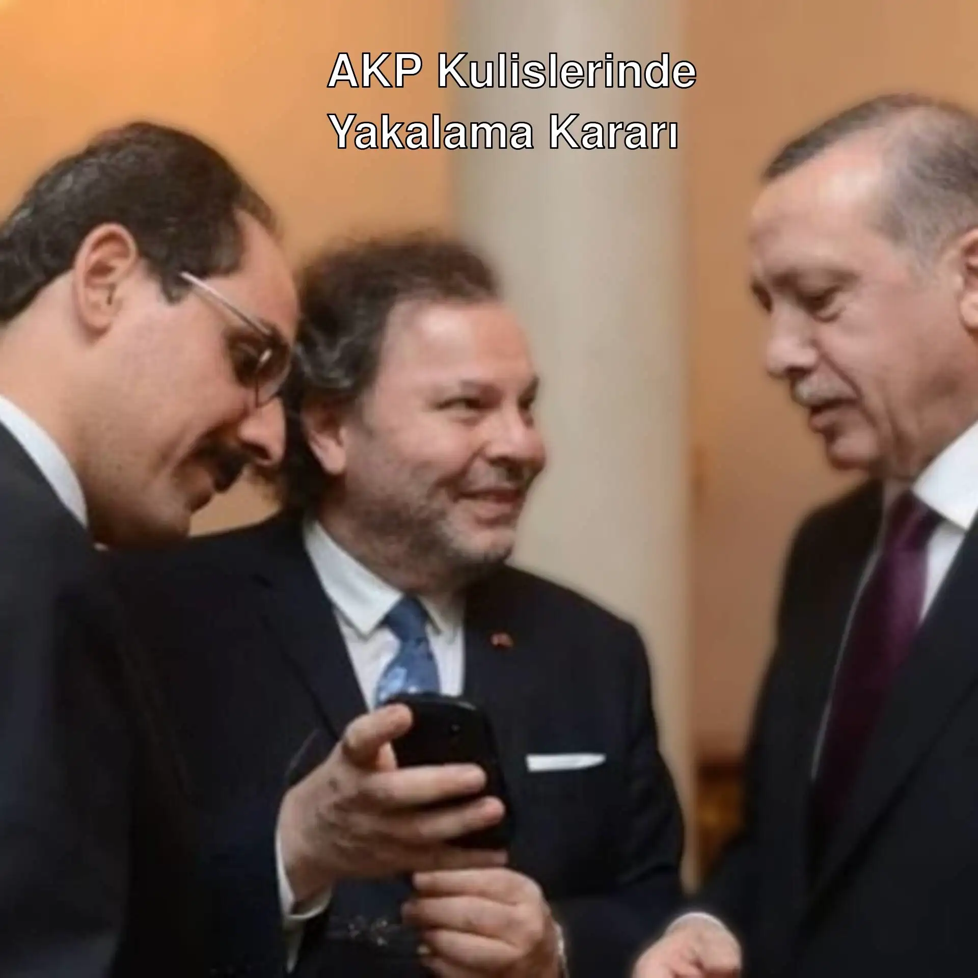 Bir grup adam cep telefonuna bakıyor. Bir grup adam cep telefonuna bakıyor.