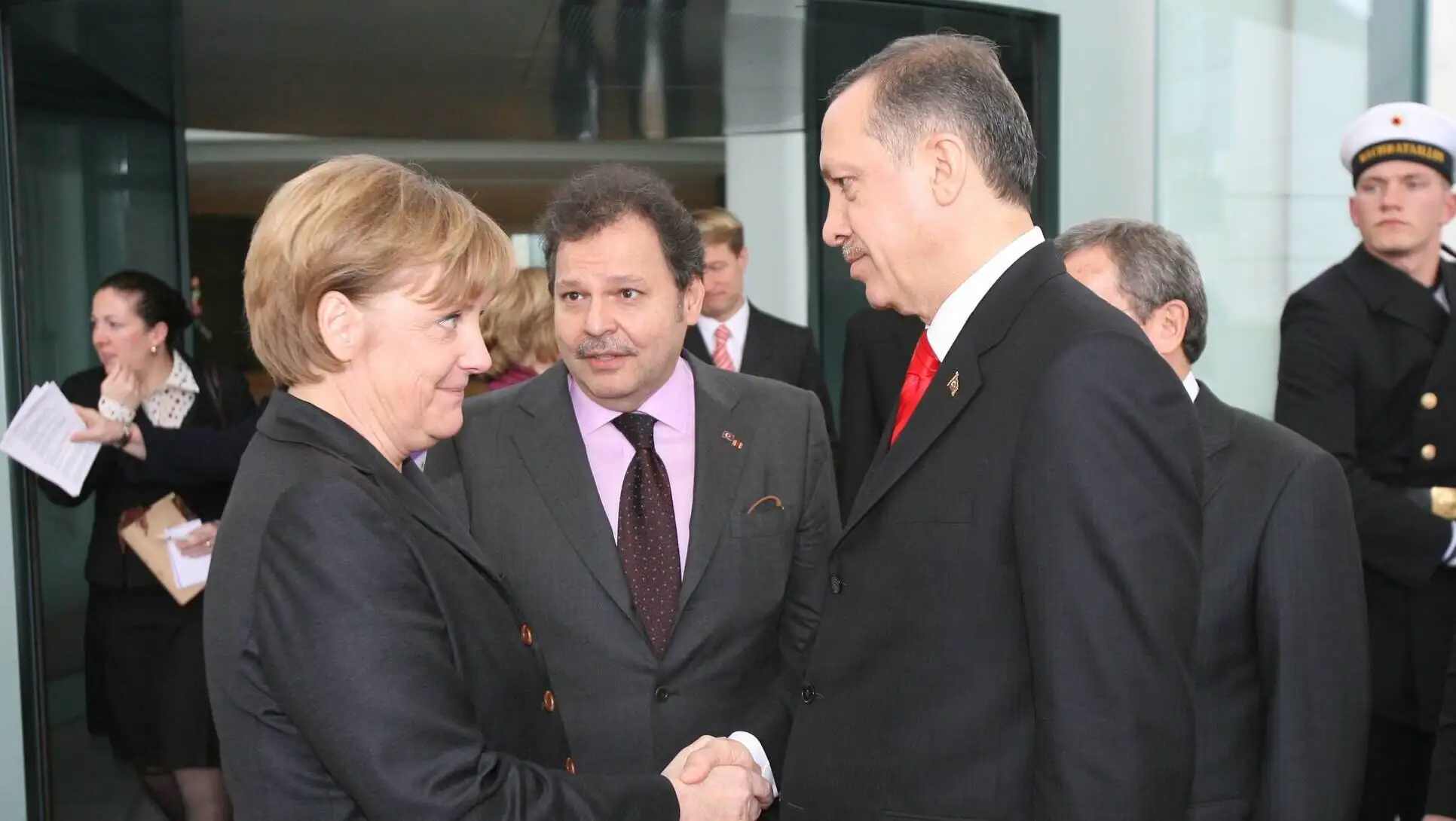 Bir grup insan el sıkışıyor. Bir grup insan el sıkışıyor.