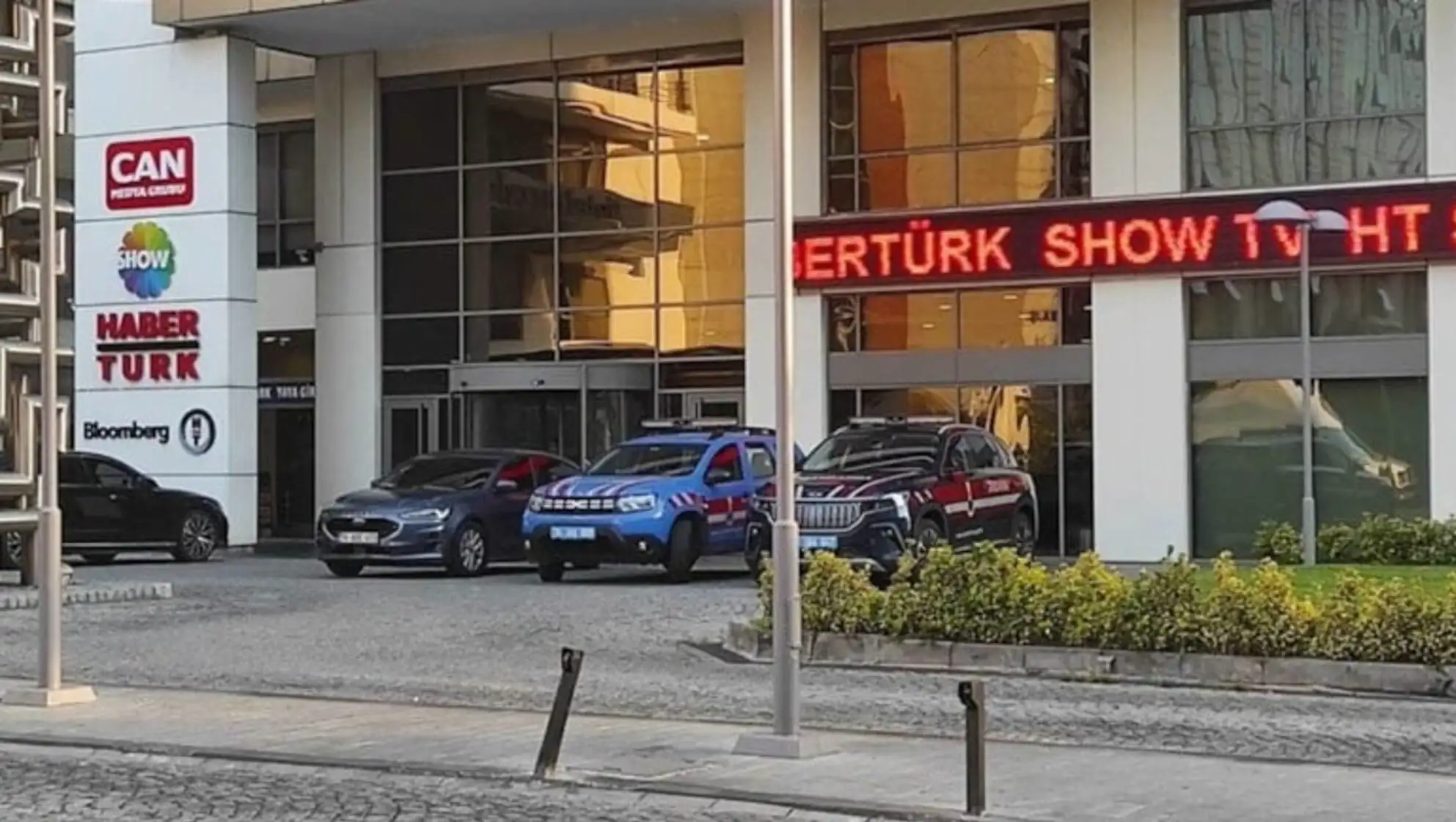 Önünde arabaların park ettiği bir bina. Önünde arabaların park ettiği bir bina.