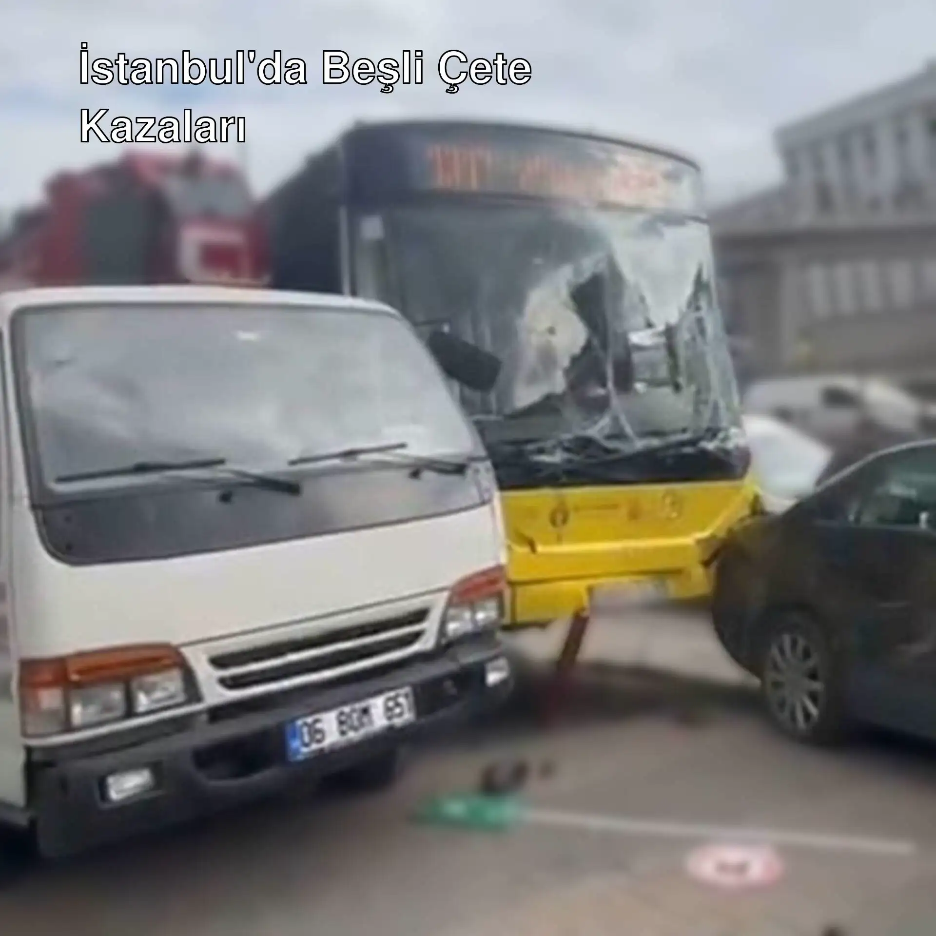 Bir otobüs ve bir aracın kaza yaptığı an. Bir otobüs ve bir aracın kaza yaptığı an.