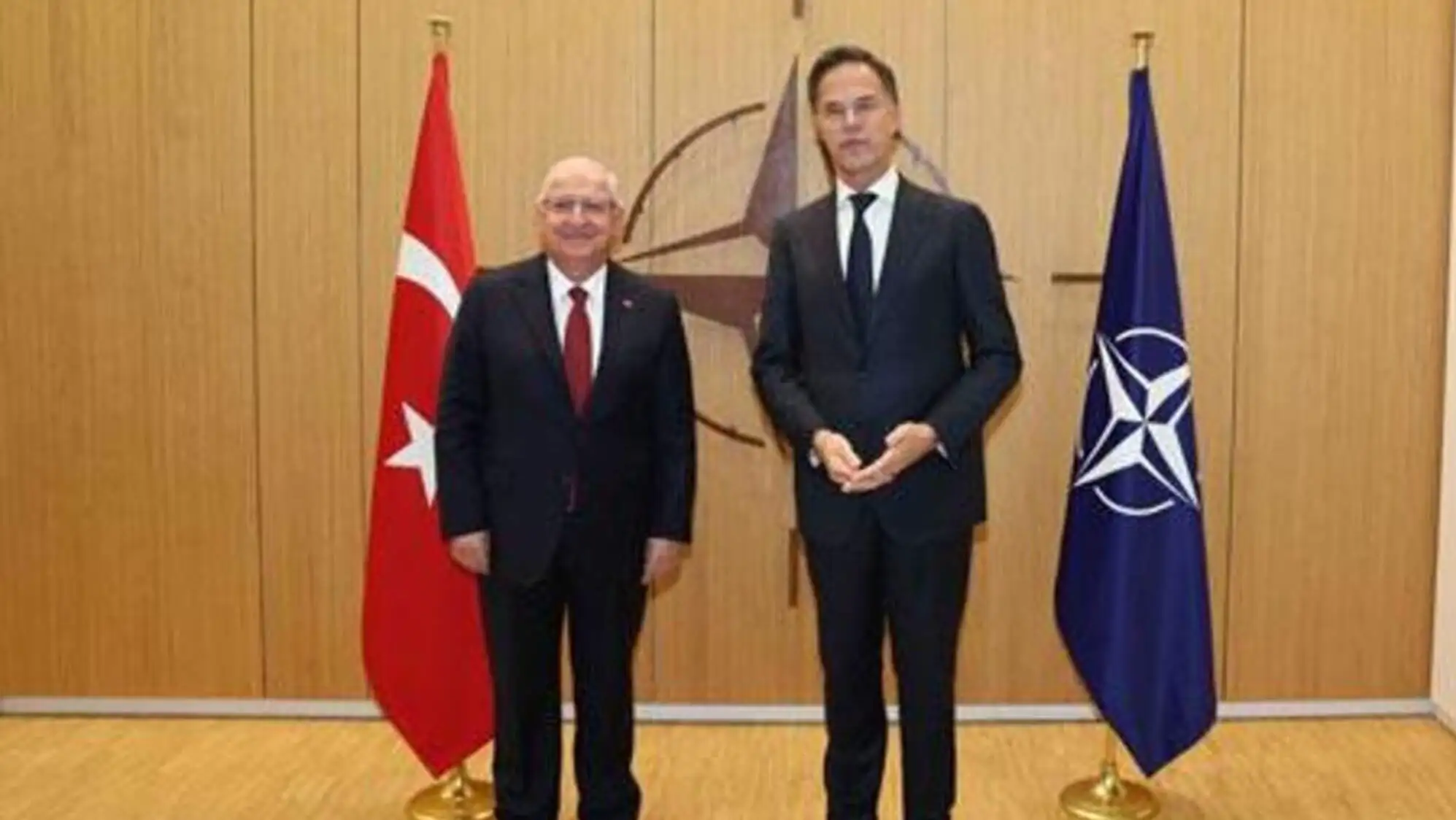 Bakan Güler ve NATO Genel Sekreteri Rutte, bayrakların önünde duruyor. Bakan Güler ve NATO Genel Sekreteri Rutte, bayrakların önünde duruyor.