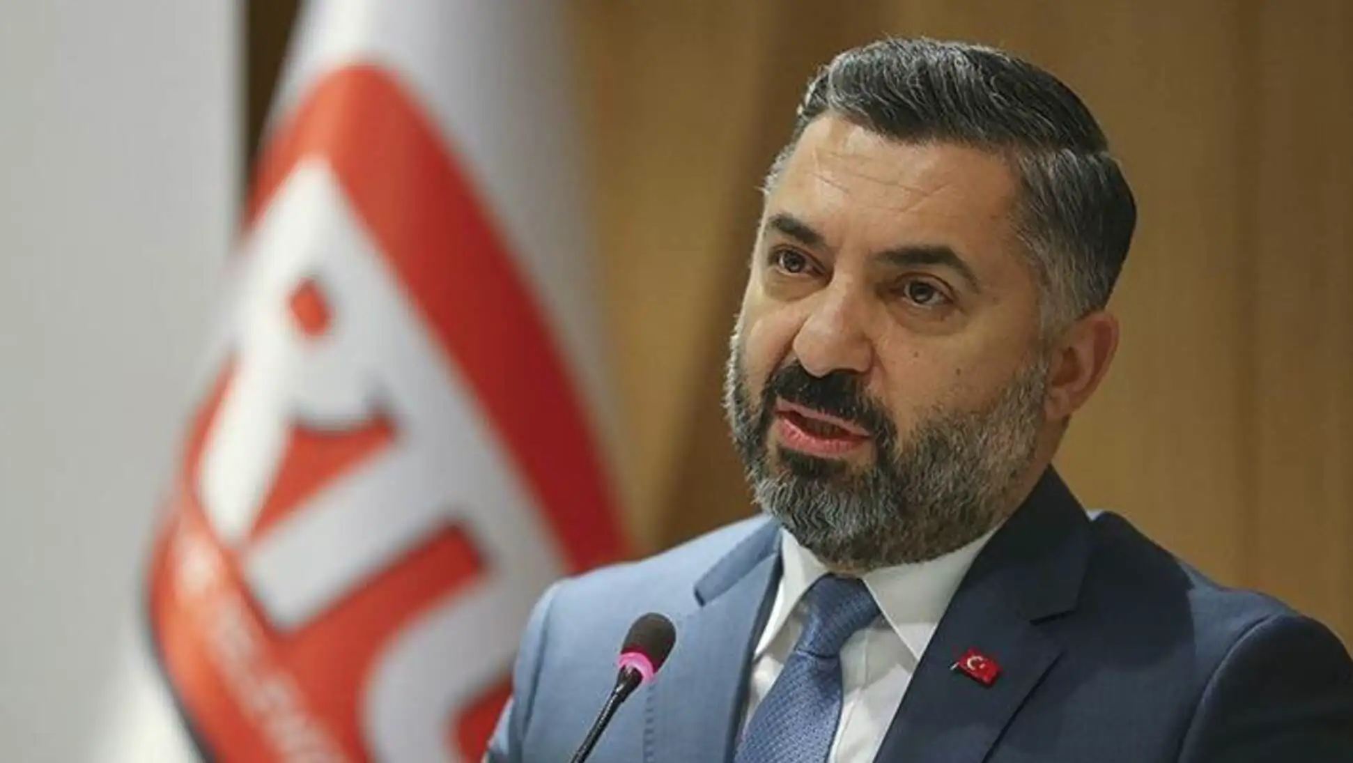 RTÜK Başkanı Ebubekir Şahin, mikrofonla konuşma yapıyor. RTÜK Başkanı Ebubekir Şahin, mikrofonla konuşma yapıyor.
