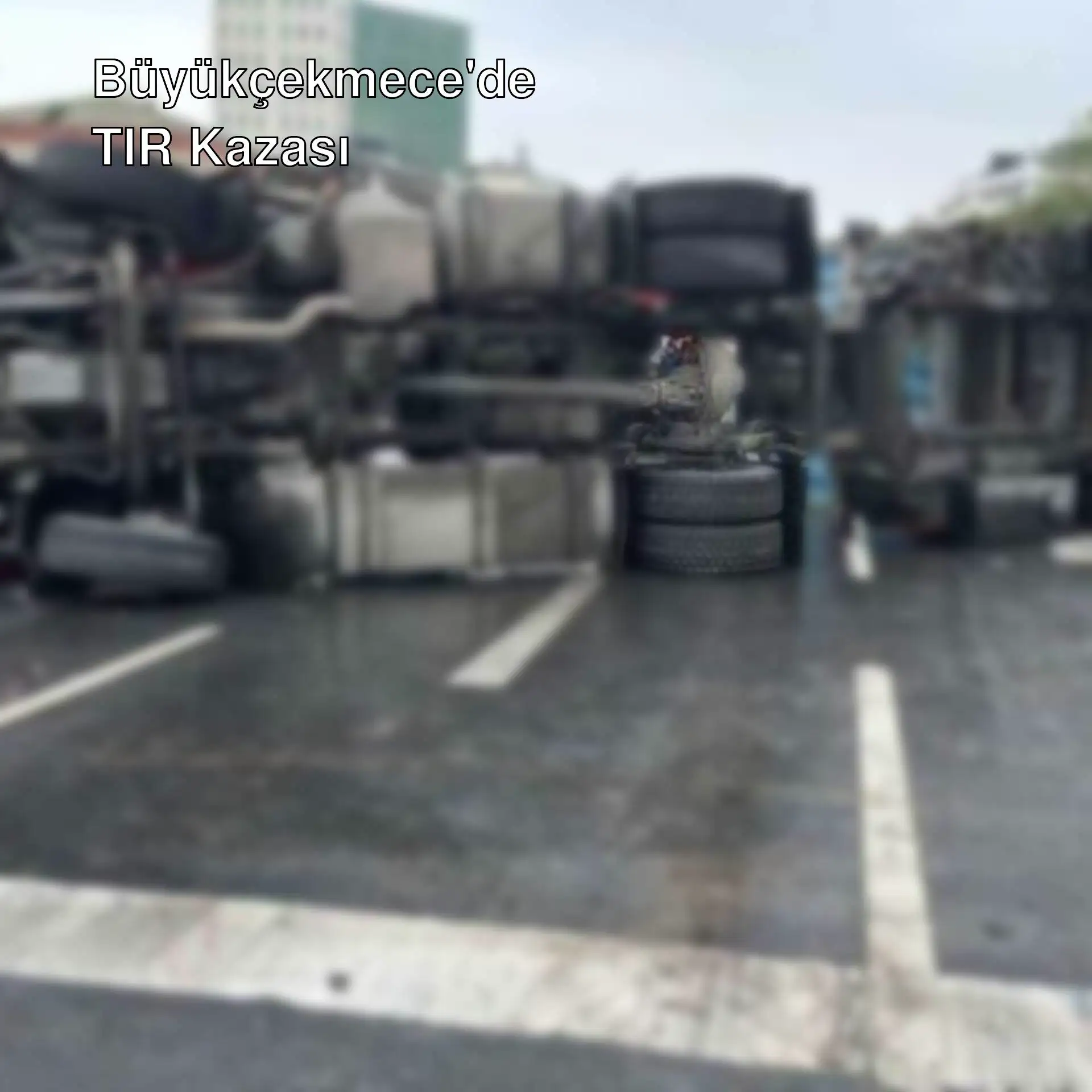 Büyükçekmece'de devrilen TIR kazası. Büyükçekmece'de devrilen TIR kazası.