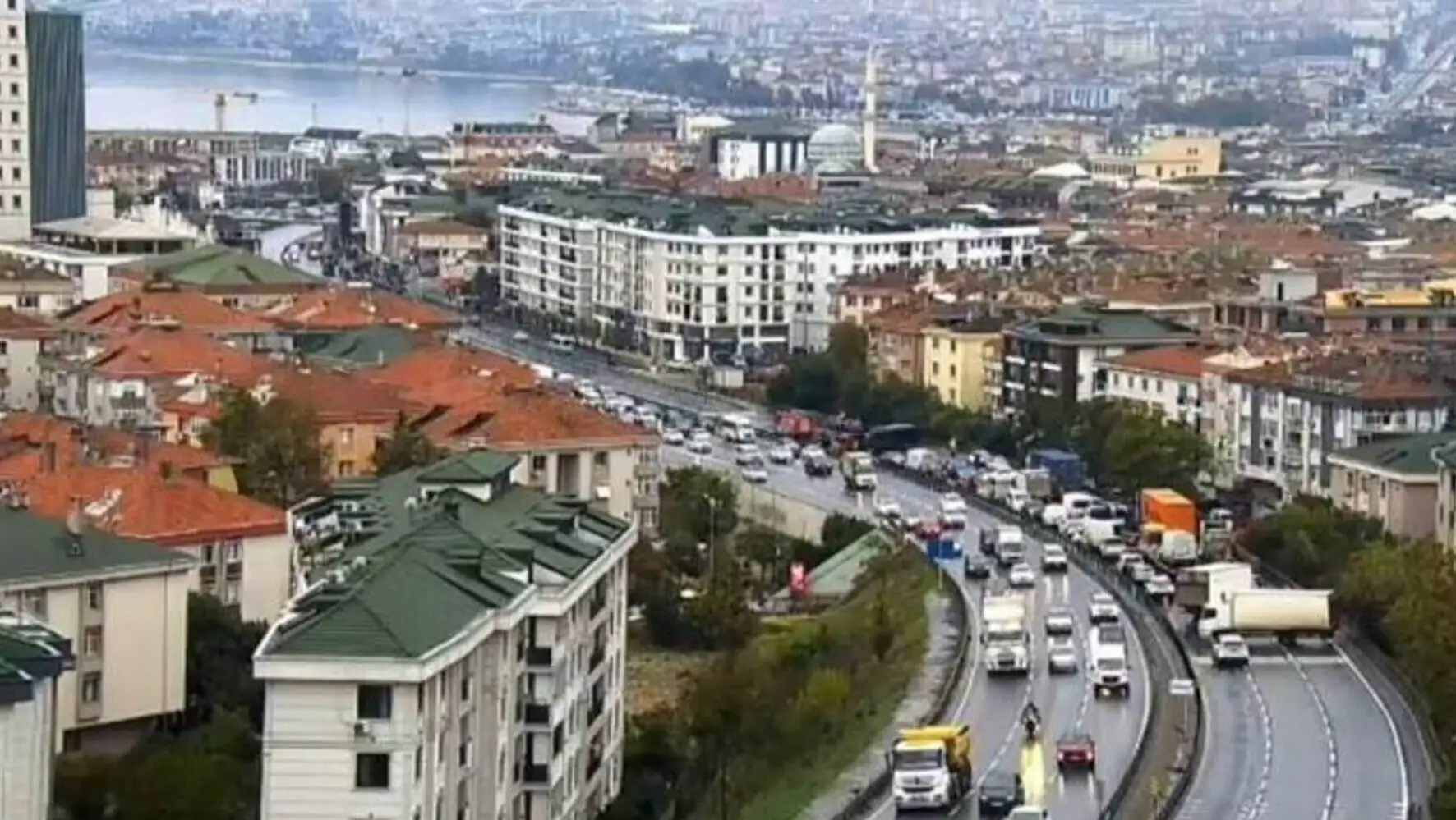 Büyükçekmece'de devrilen TIR. Büyükçekmece'de devrilen TIR.