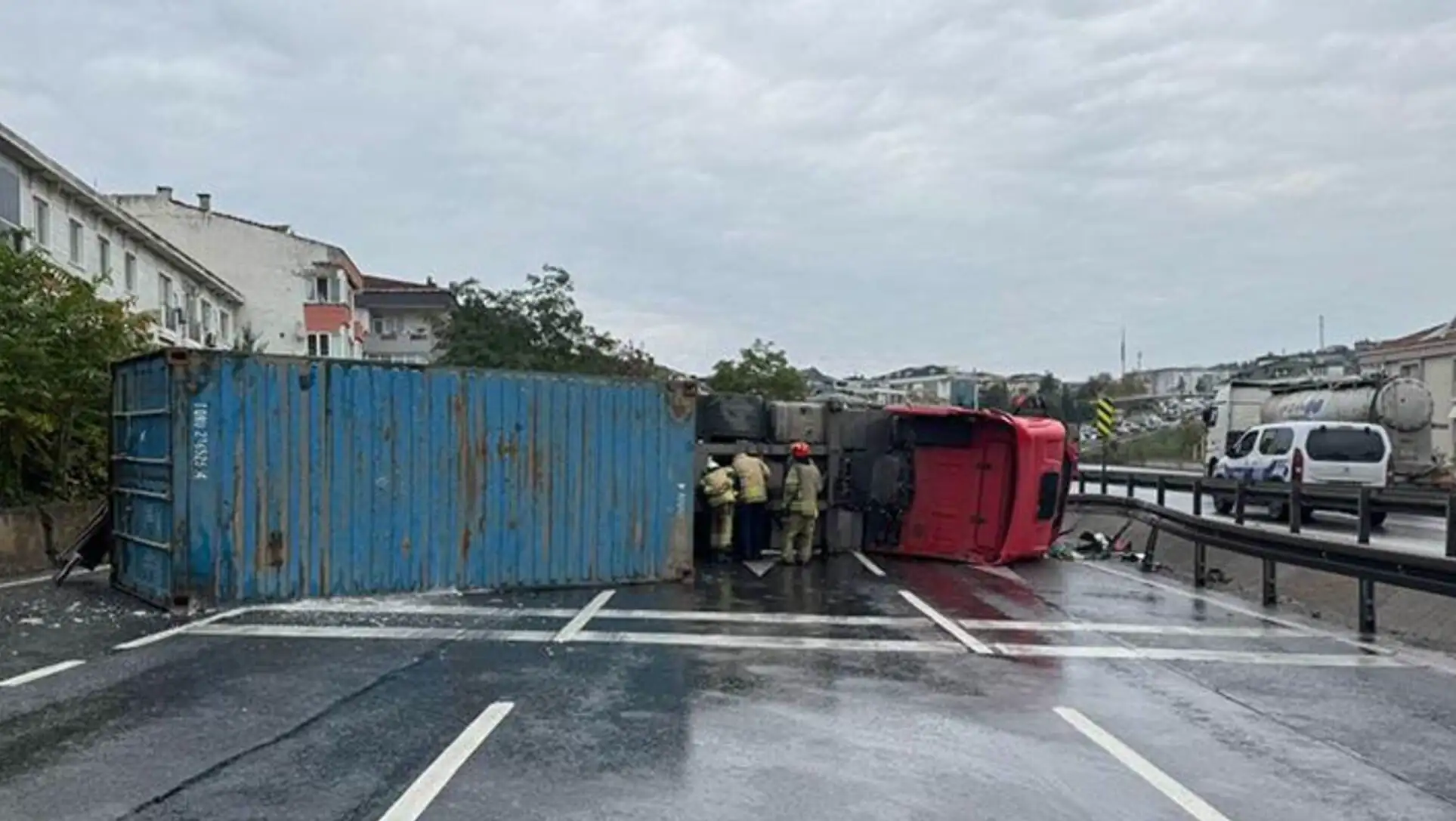 Kaza sonrası devrilen TIR. Kaza sonrası devrilen TIR.