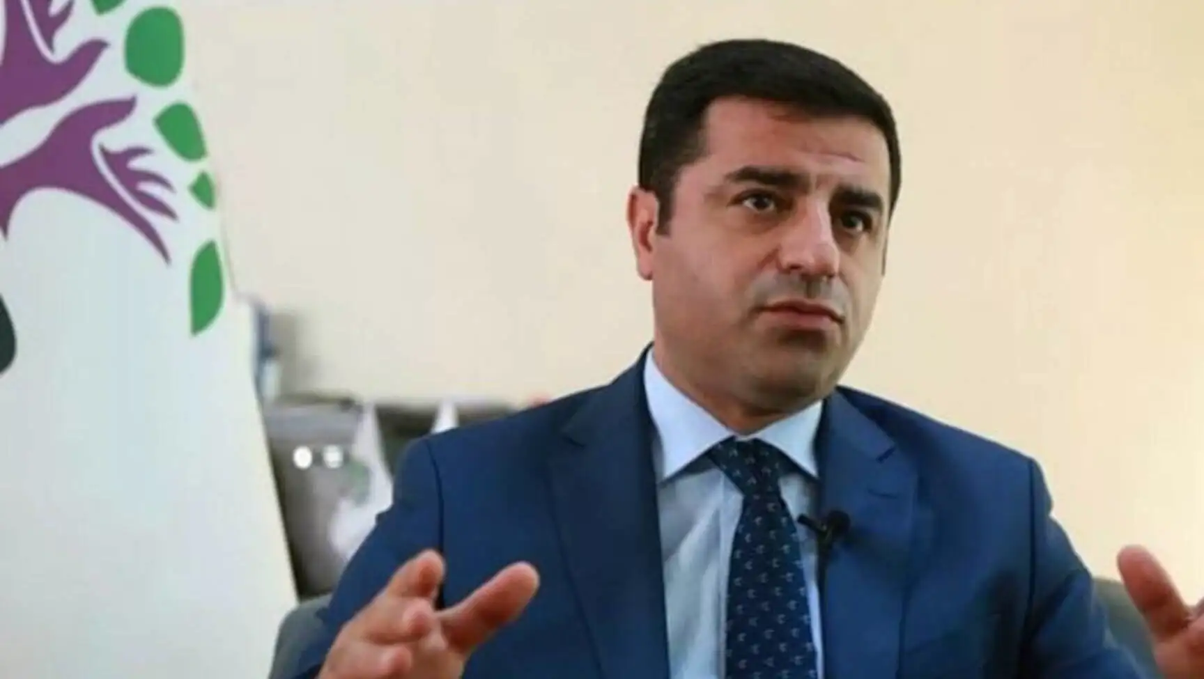 DEM Parti Eş Genel Başkanı Tülay Hatimoğulları basın açıklaması yapıyor. DEM Parti Eş Genel Başkanı Tülay Hatimoğulları basın açıklaması yapıyor.