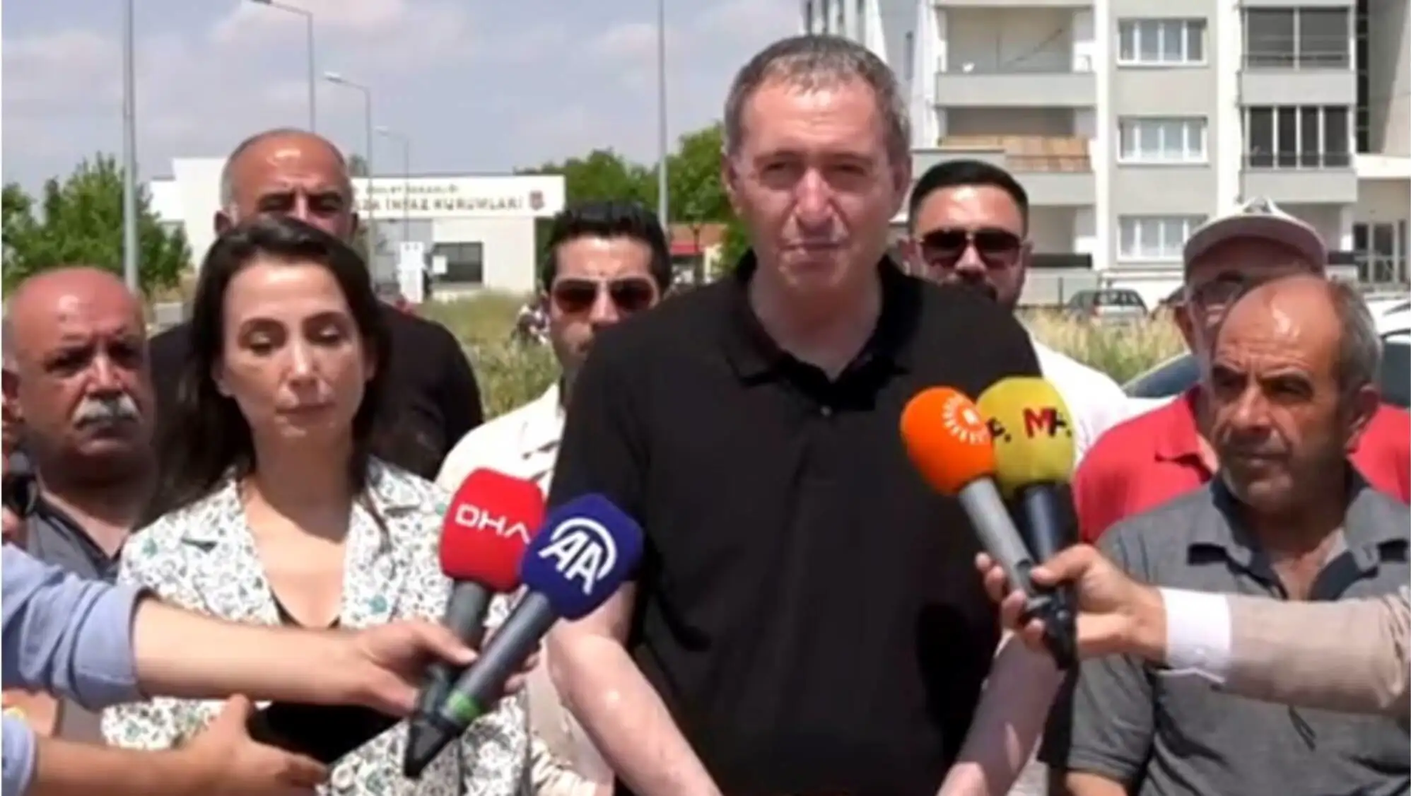DEM Parti liderleri basın toplantısı düzenliyor. DEM Parti liderleri basın toplantısı düzenliyor.