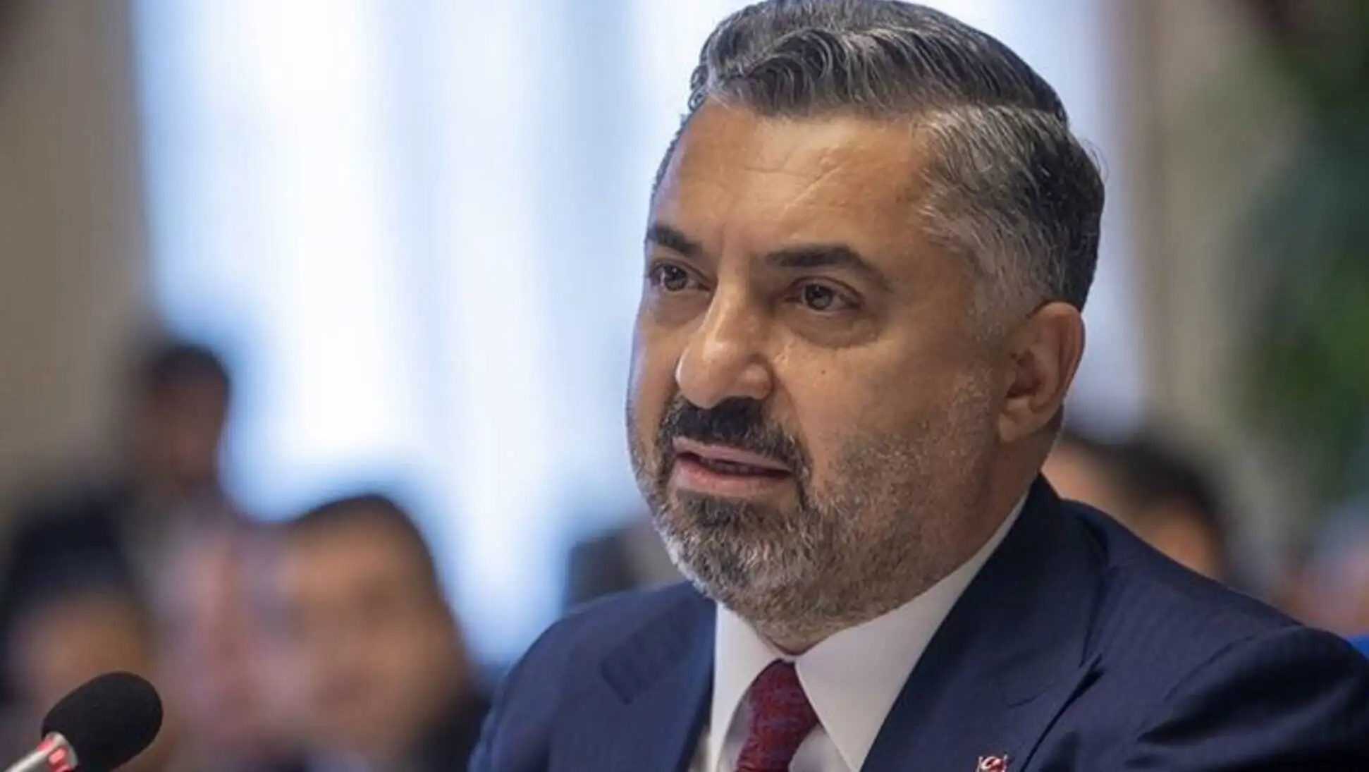 RTÜK Başkanı Ebubekir Şahin, sokak röportajları hakkında açıklama yapıyor. RTÜK Başkanı Ebubekir Şahin, sokak röportajları hakkında açıklama yapıyor.