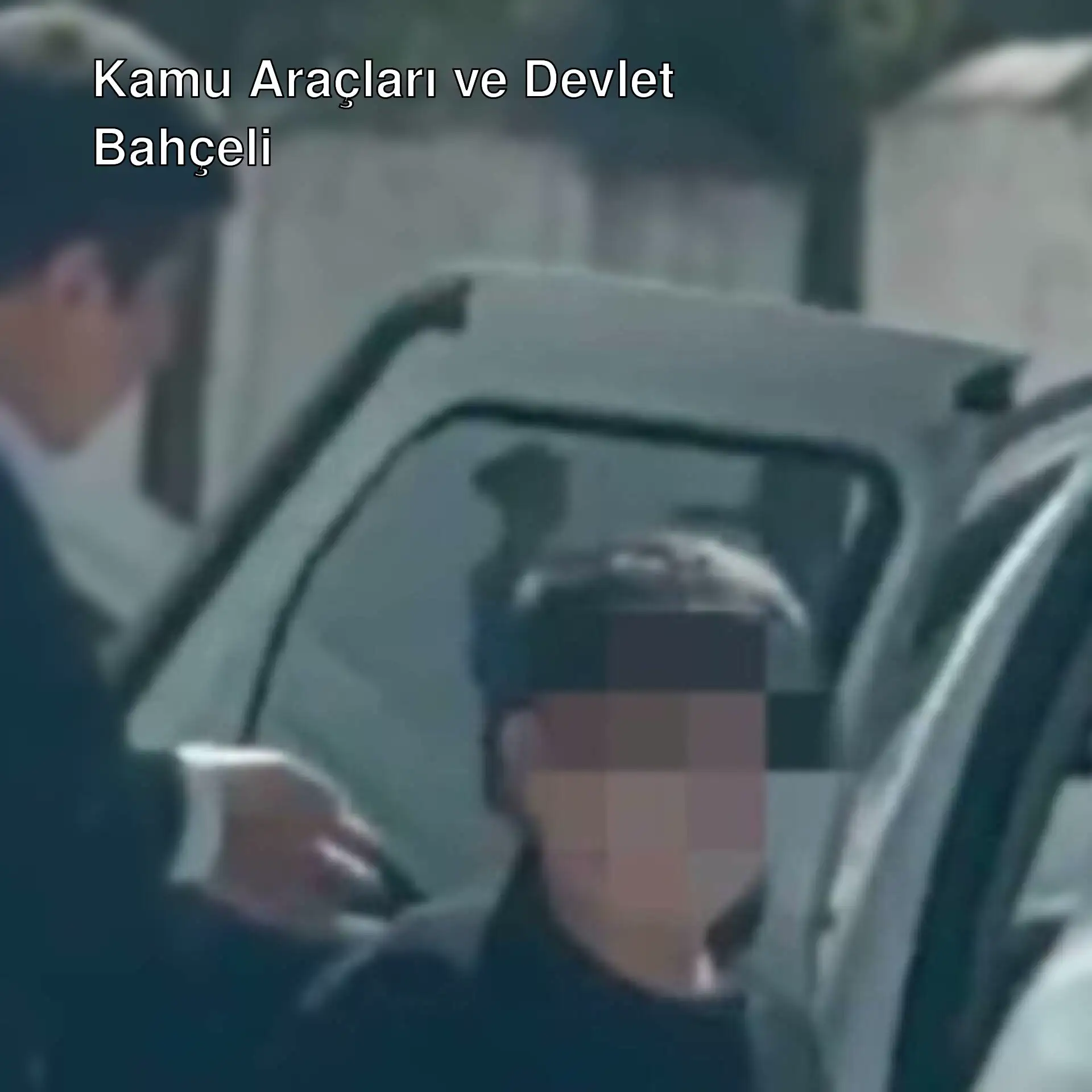 Bir adam araca biniyor. Bir adam araca biniyor.