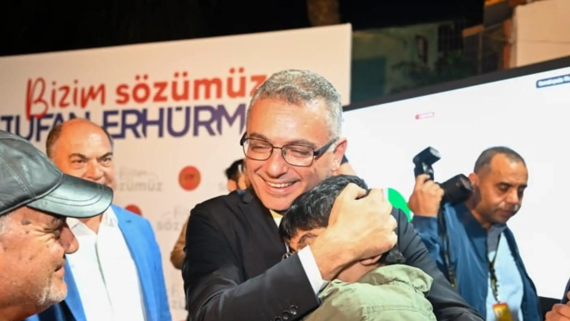 Cumhurbaşkanı Erdoğan, Tufan Erhürman'ı tebrik ederken. Cumhurbaşkanı Erdoğan, Tufan Erhürman'ı tebrik ederken.