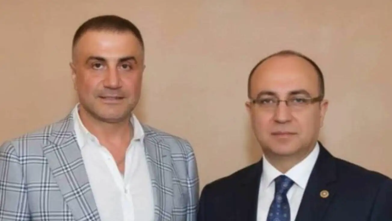 İzzet Ulvi Yönter ve Sedat Peker'in yan yana poz verdiği bir fotoğraf.