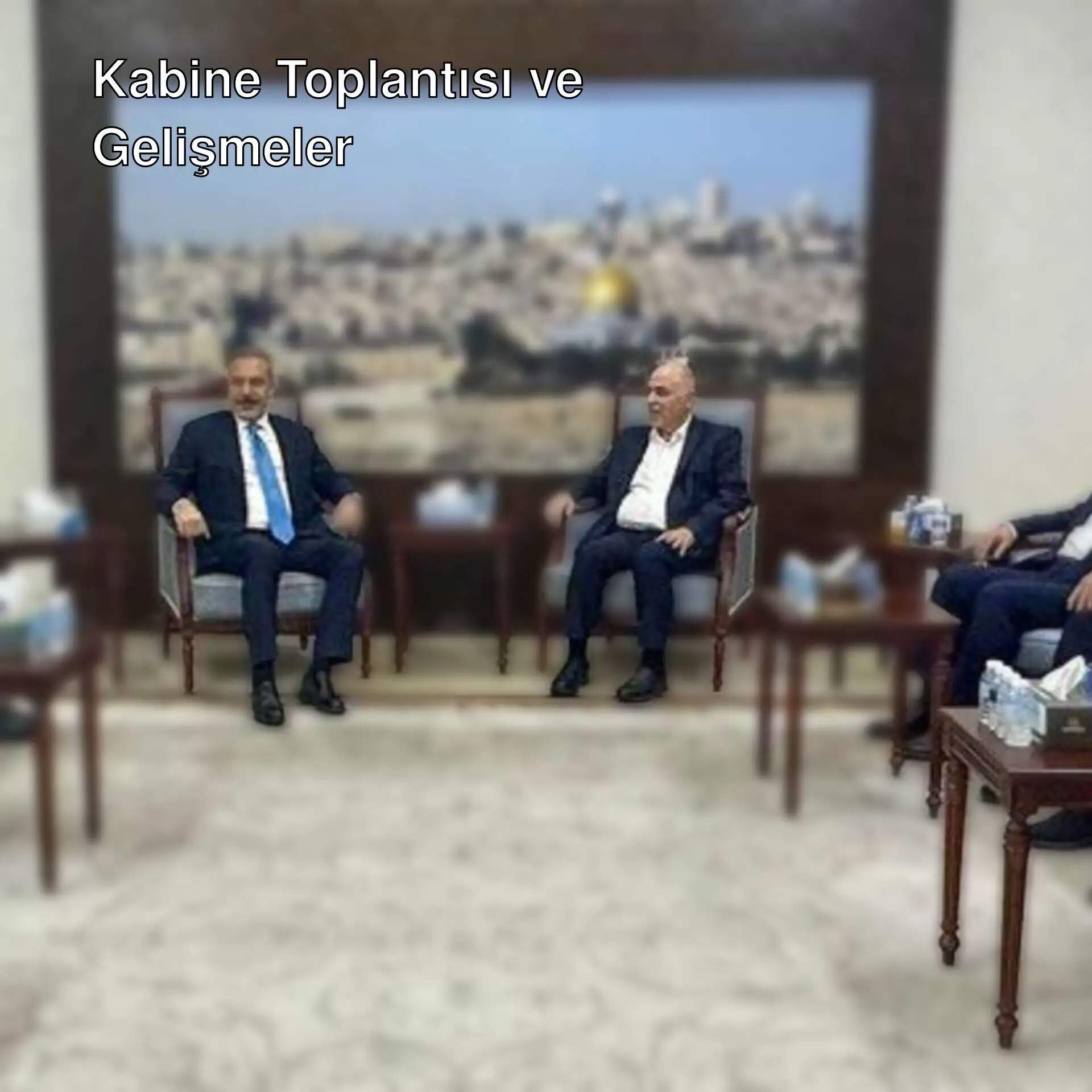 Bakanlar toplantısında bir grup erkek oturuyor.